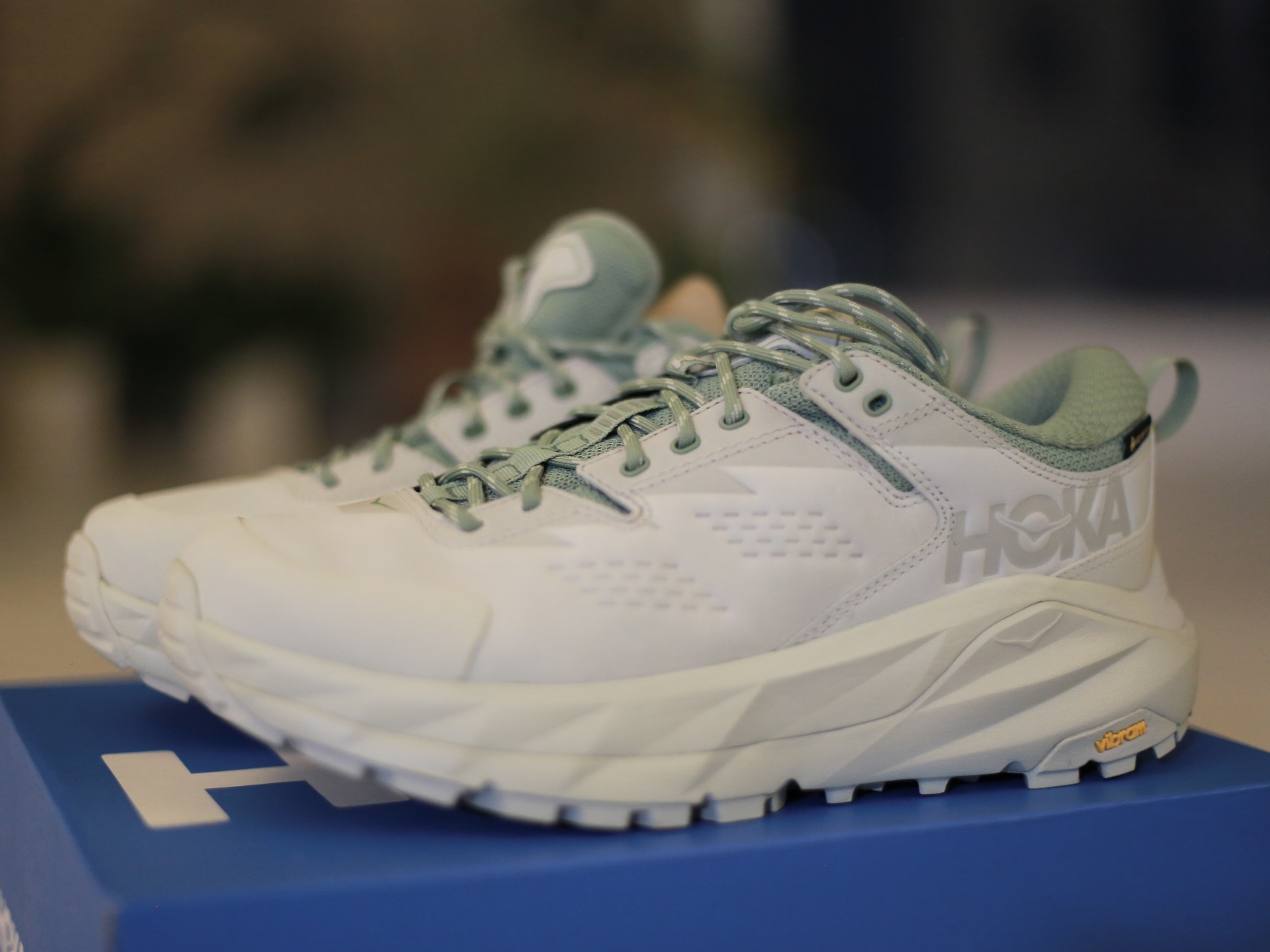 Hoka Kaha Low Gore-Tex Celadon Tint Basil 착용 스타일 - 1