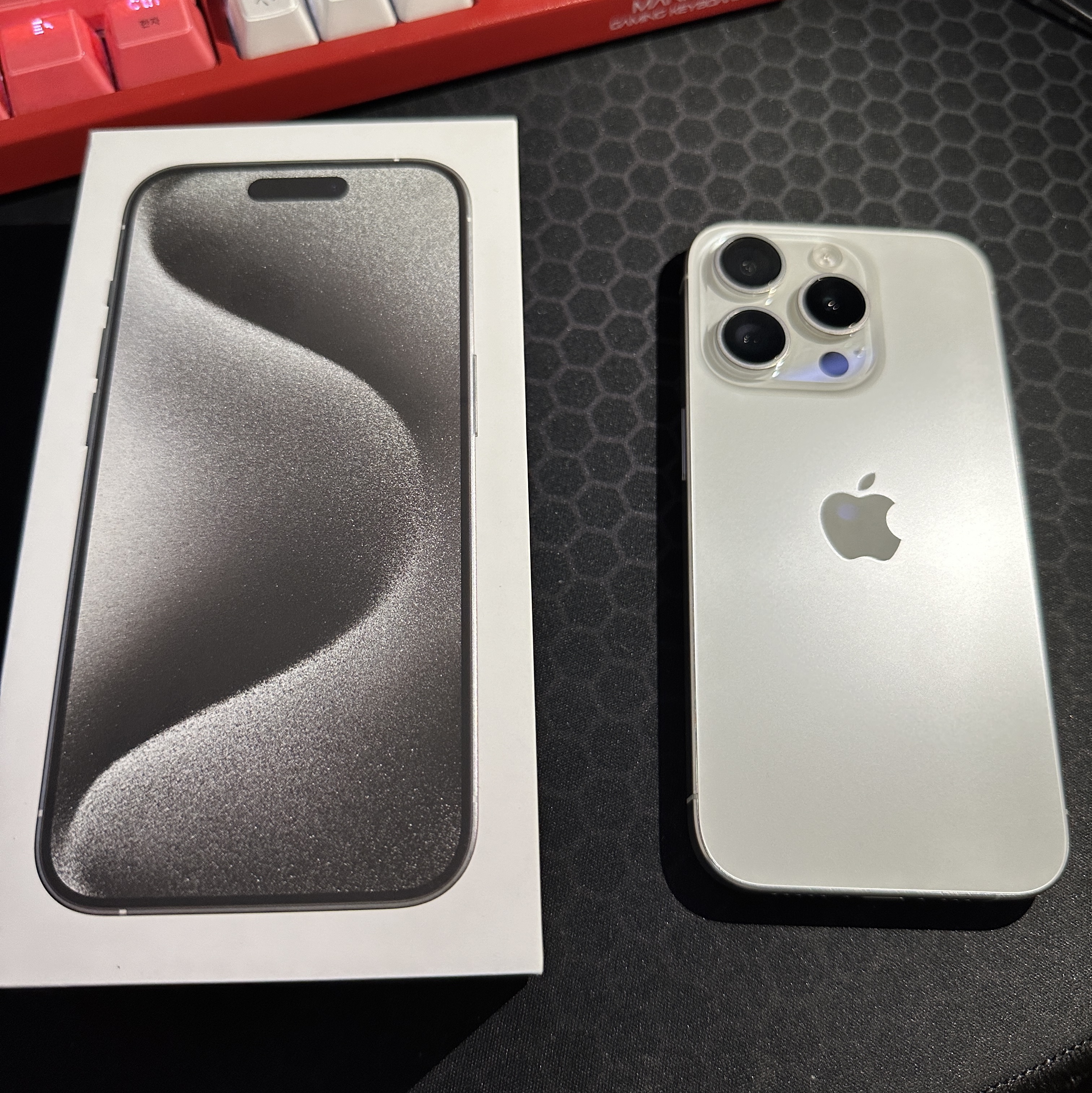 Apple iPhone 15 Pro 128GB White Titanium (Korean Ver.) 착용 스타일