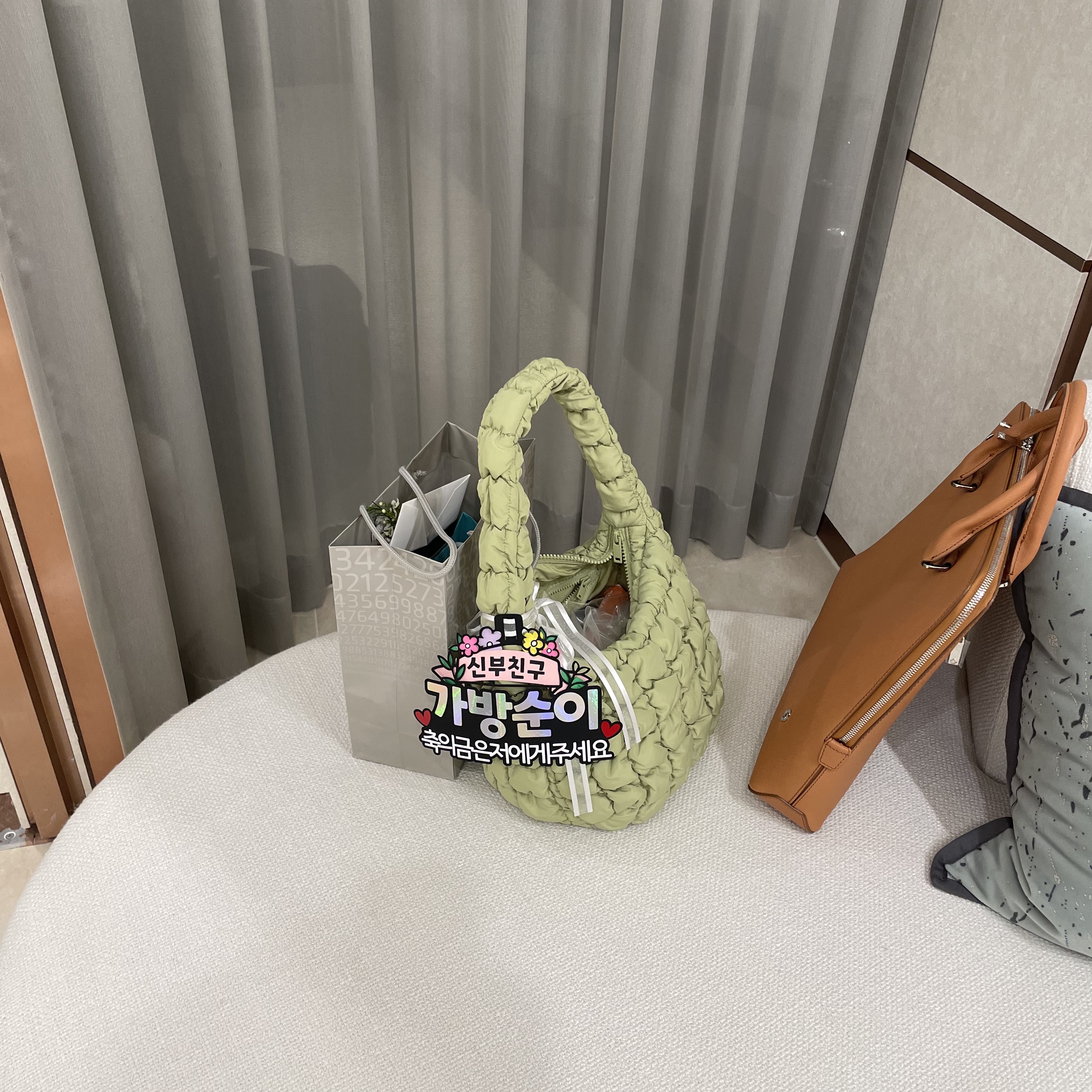 COS Quilted Mini Bag Light Green 착용 스타일 - 2