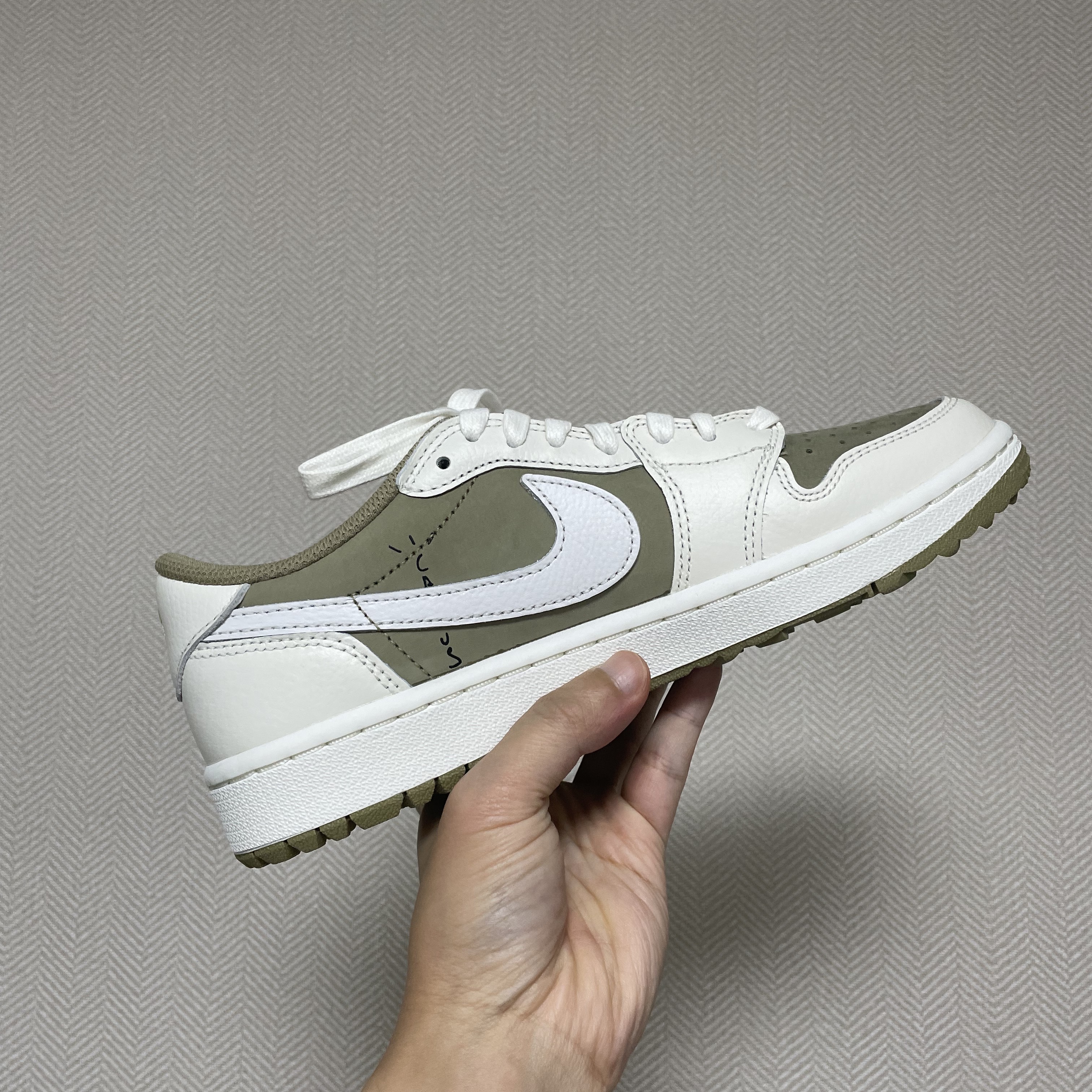 Jordan 1 x Travis Scott Retro Low Golf NRG Neutral Olive 착용 스타일 - 2