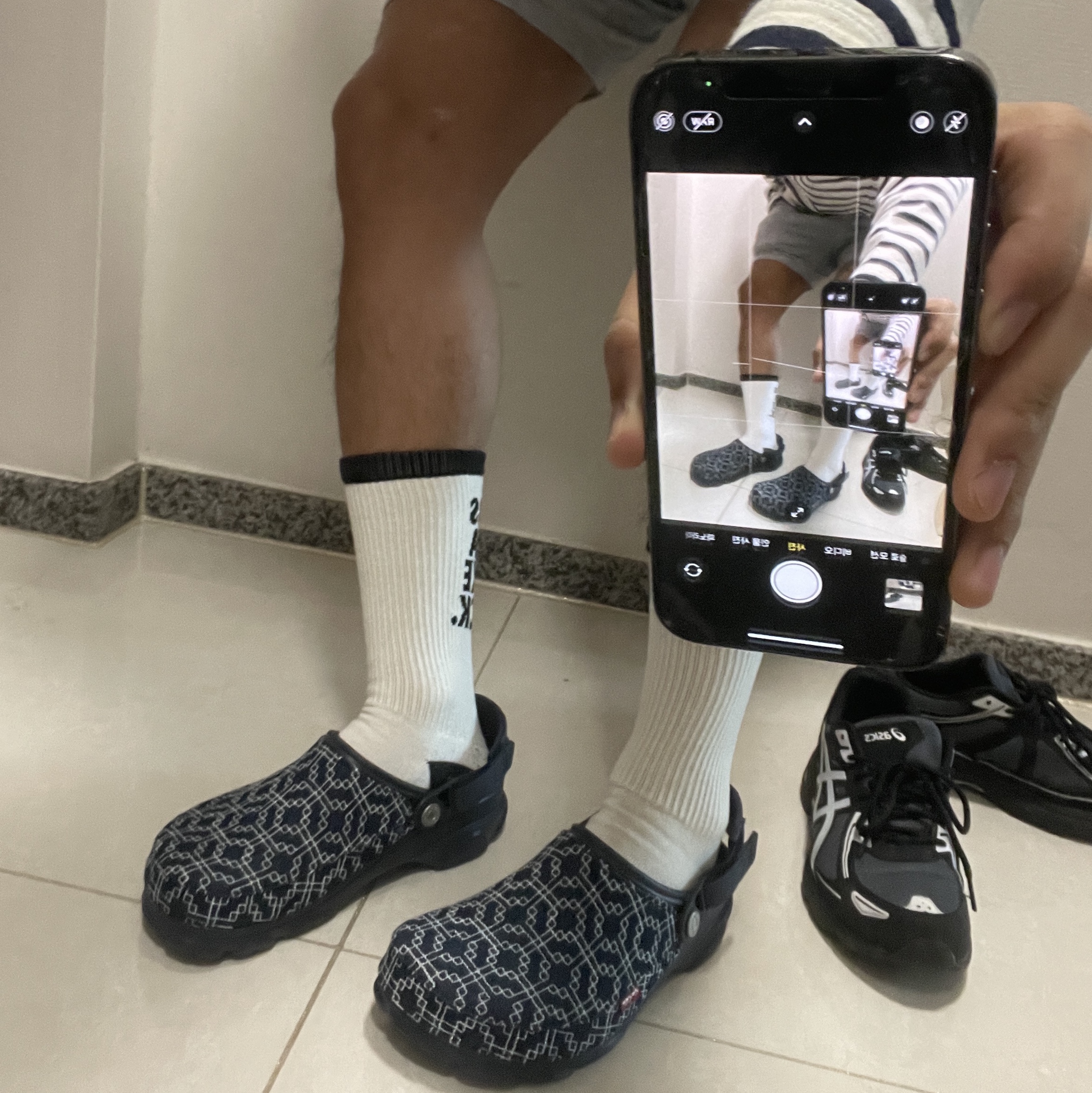 Crocs x Levi's All Terrain Clog Navy 착용 스타일