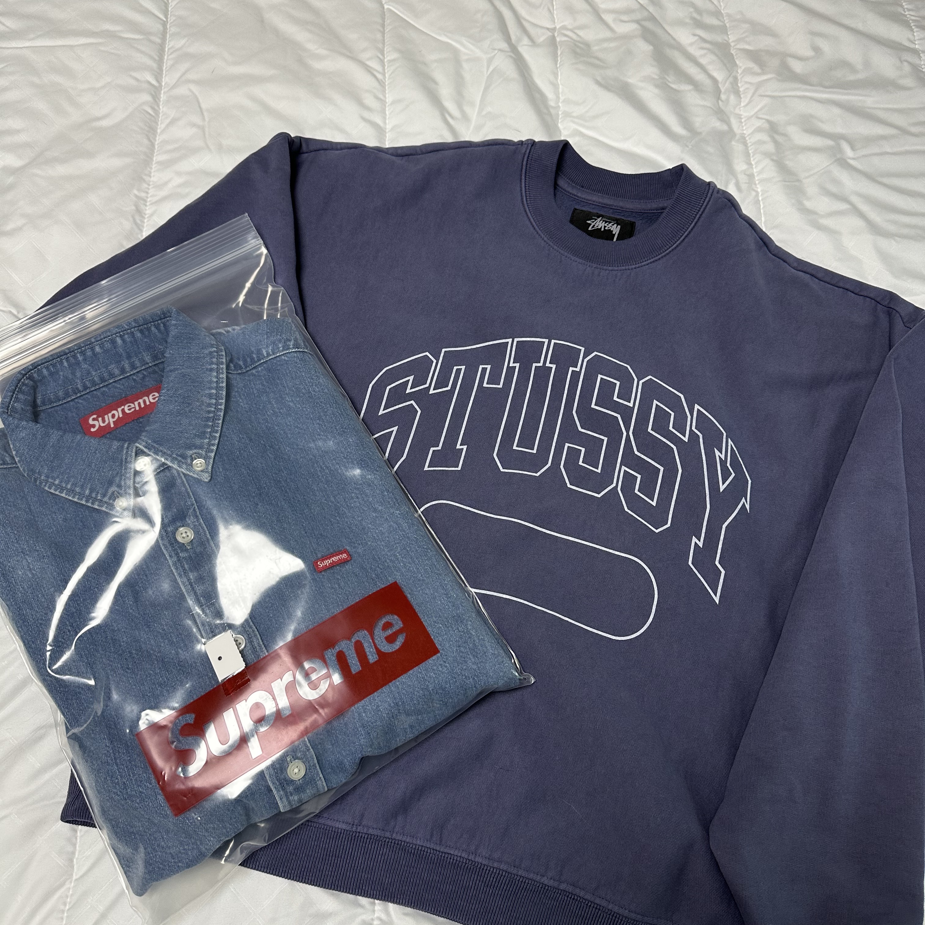 Stussy Varsity Oversized Crew Washed Blue, Supreme Small Box Shirt Denim - 23FW 착용 스타일