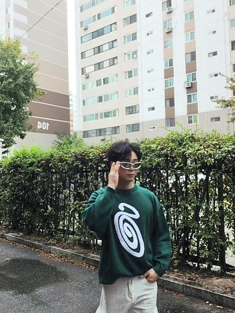 Balenciaga Swift Oval Sunglasses Silver, Stussy Curly S Sweater Green 착용 스타일 - 1