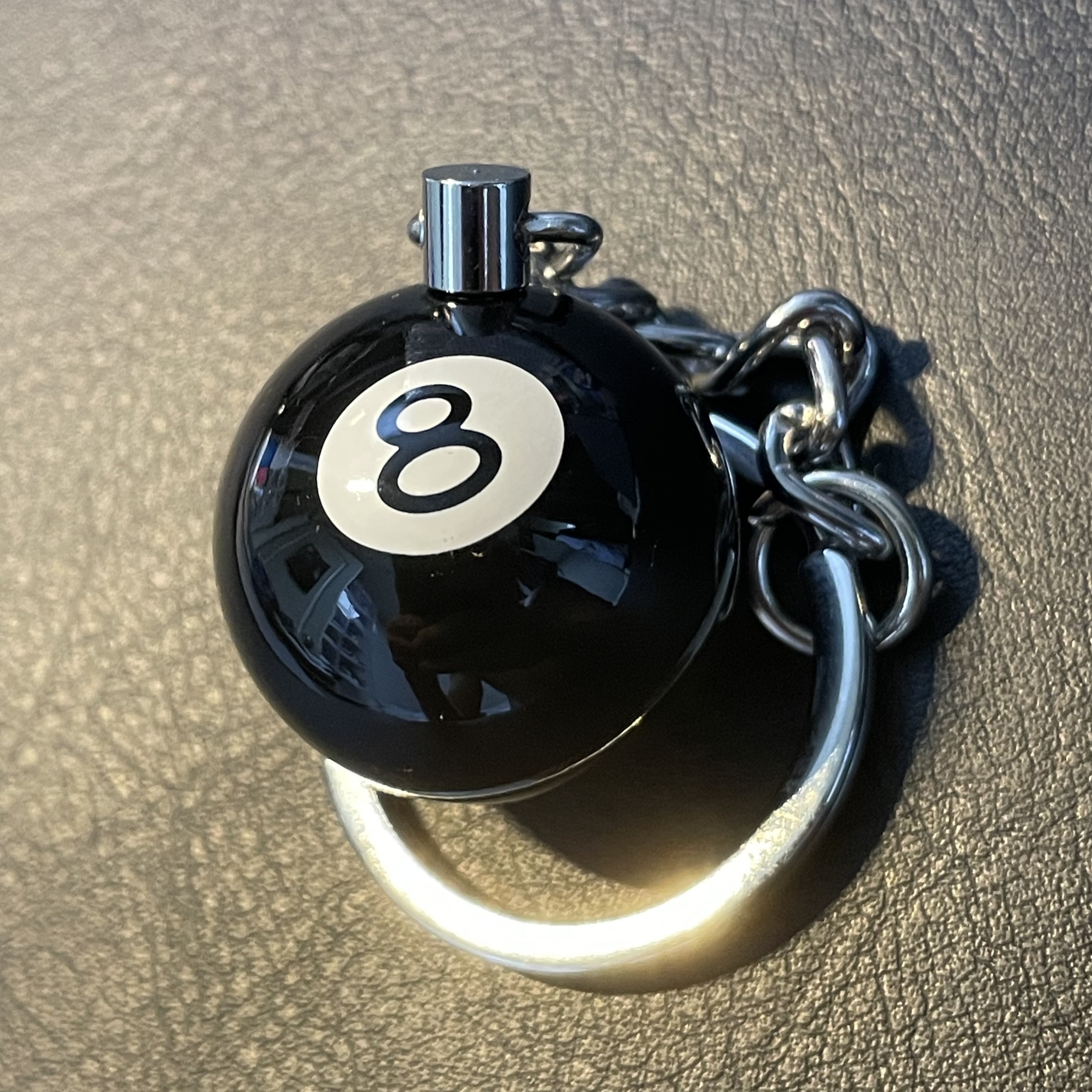 Stussy 8 Ball Keychain Black 착용 스타일 - 1