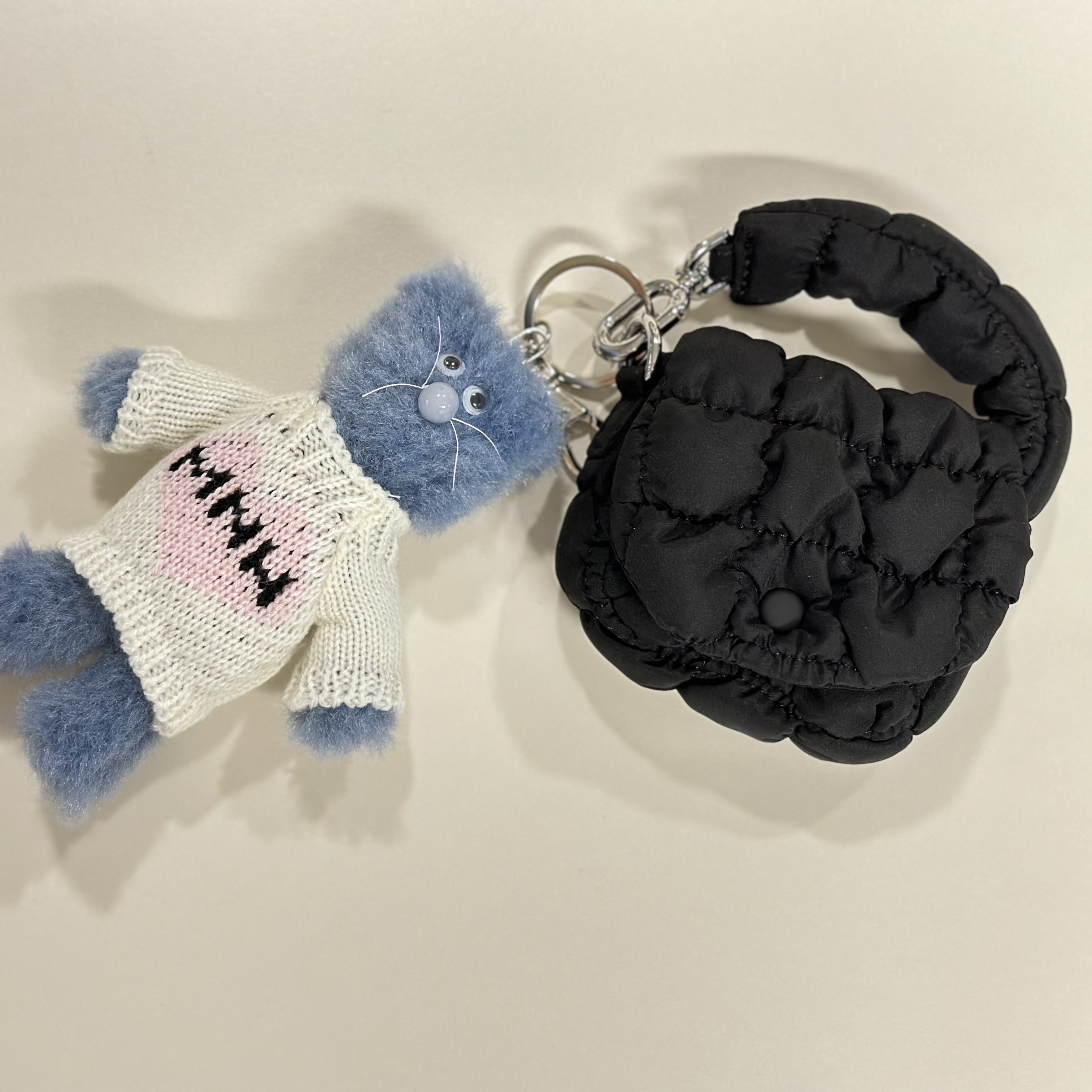 Monamhee Love Flexy Keyring Blue, COS Quilted Nano Bag Black 착용 스타일 - 1