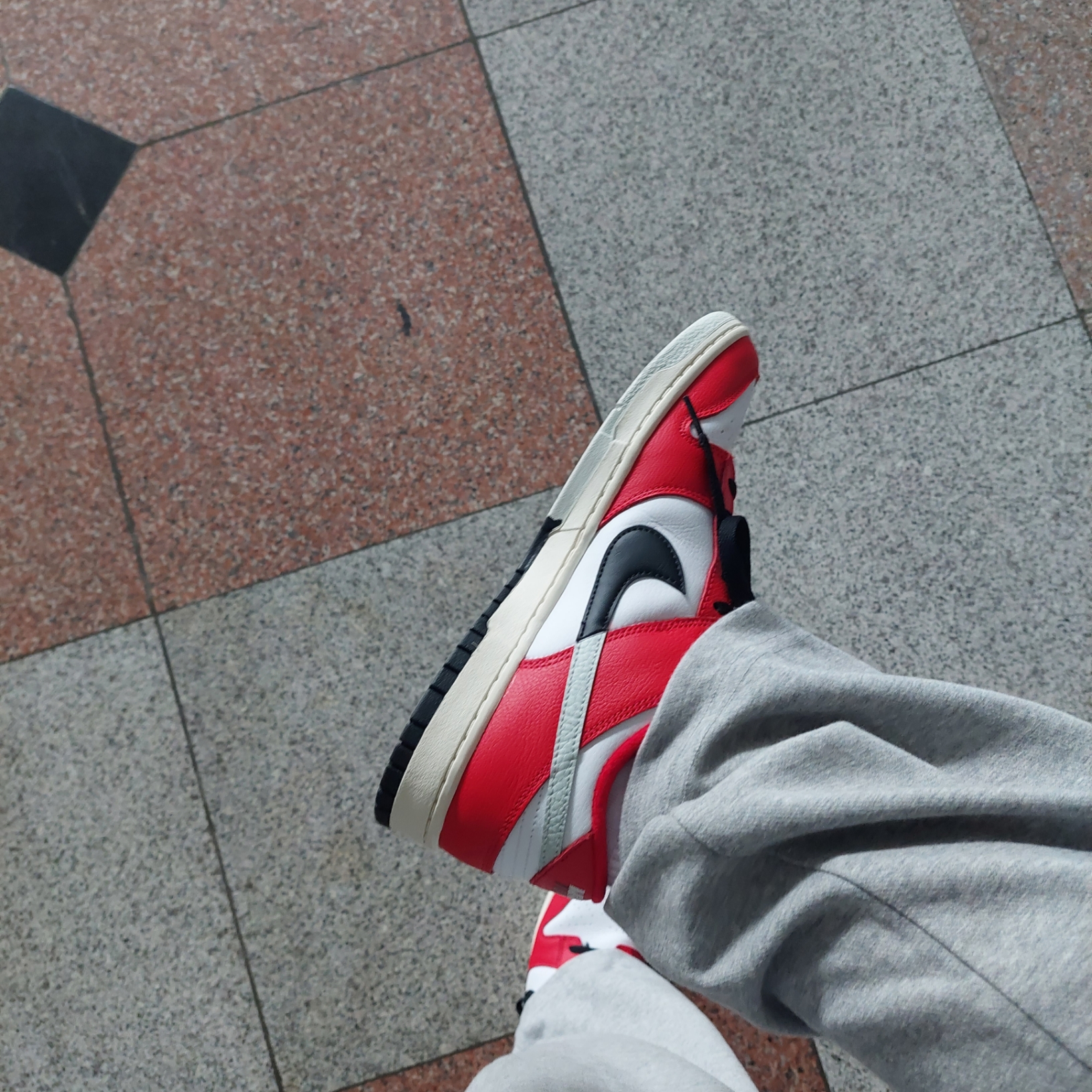 Nike Dunk Low Retro PRM University Red Black 착용 스타일