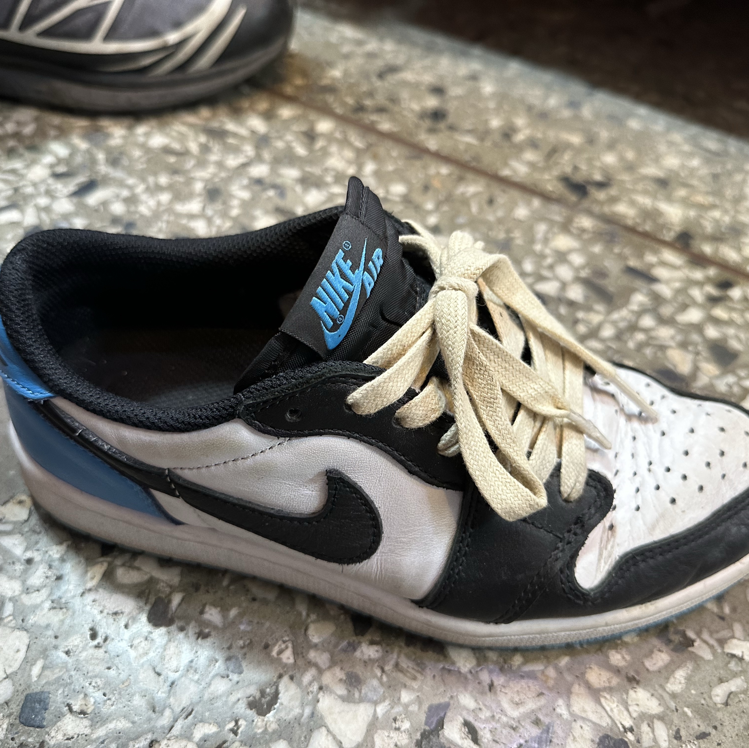 Jordan 1 Retro Low OG Black and Dark Powder Blue 착용 스타일