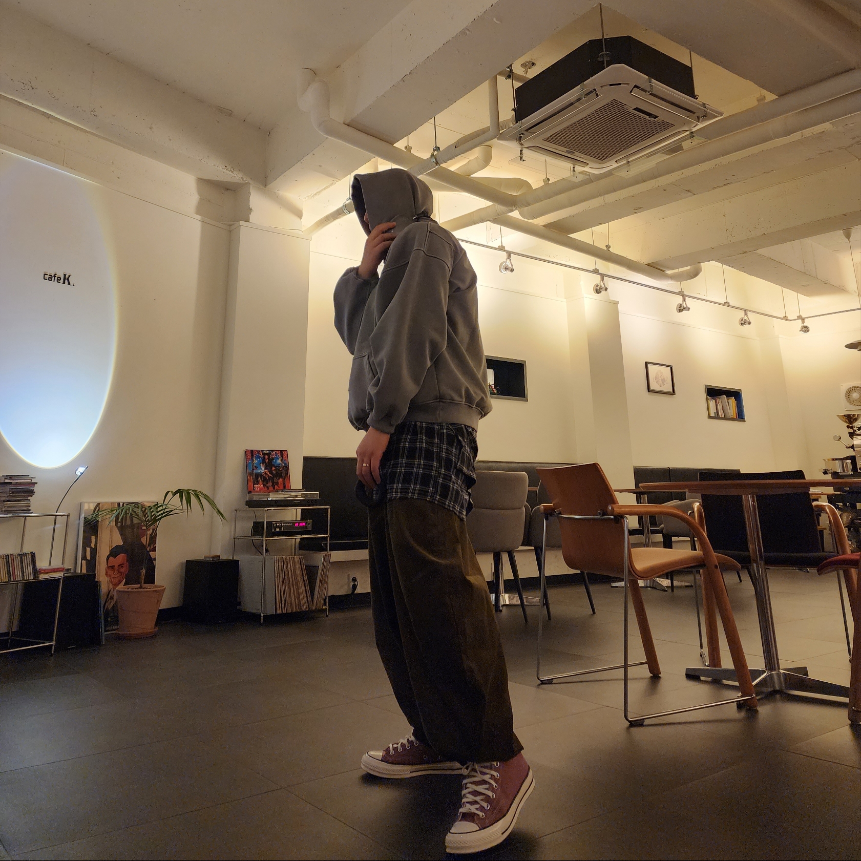 Converse Chuck 70 High Pink Aura, Apple AirPods Max Lightning Space Gray (Korean Ver.) 착용 스타일 - 2