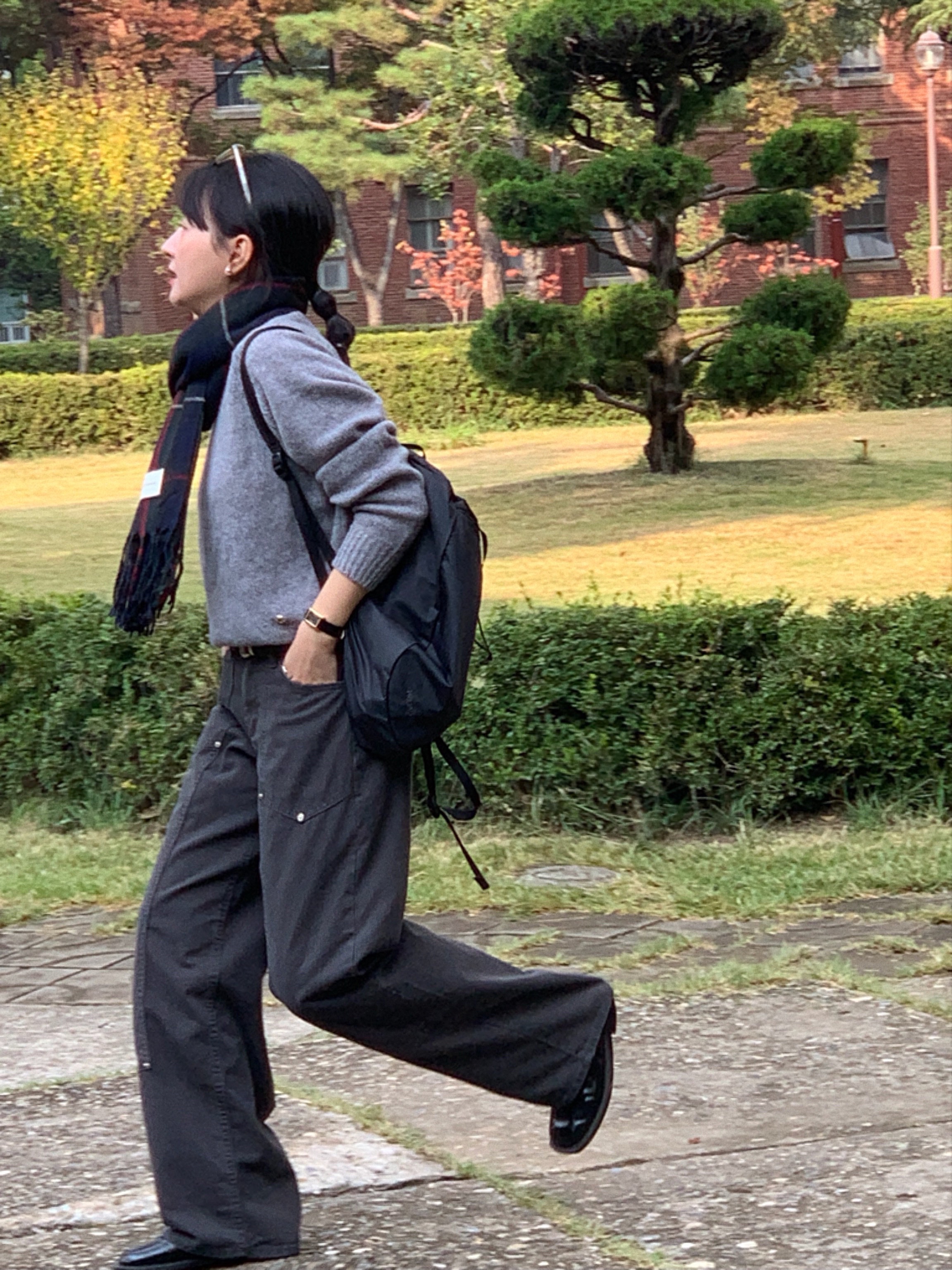 Arc'teryx Heliad 10 Backpack Black, Gentle Monster x Maison Margiela MM009S Clear Brown 착용 스타일 - 1