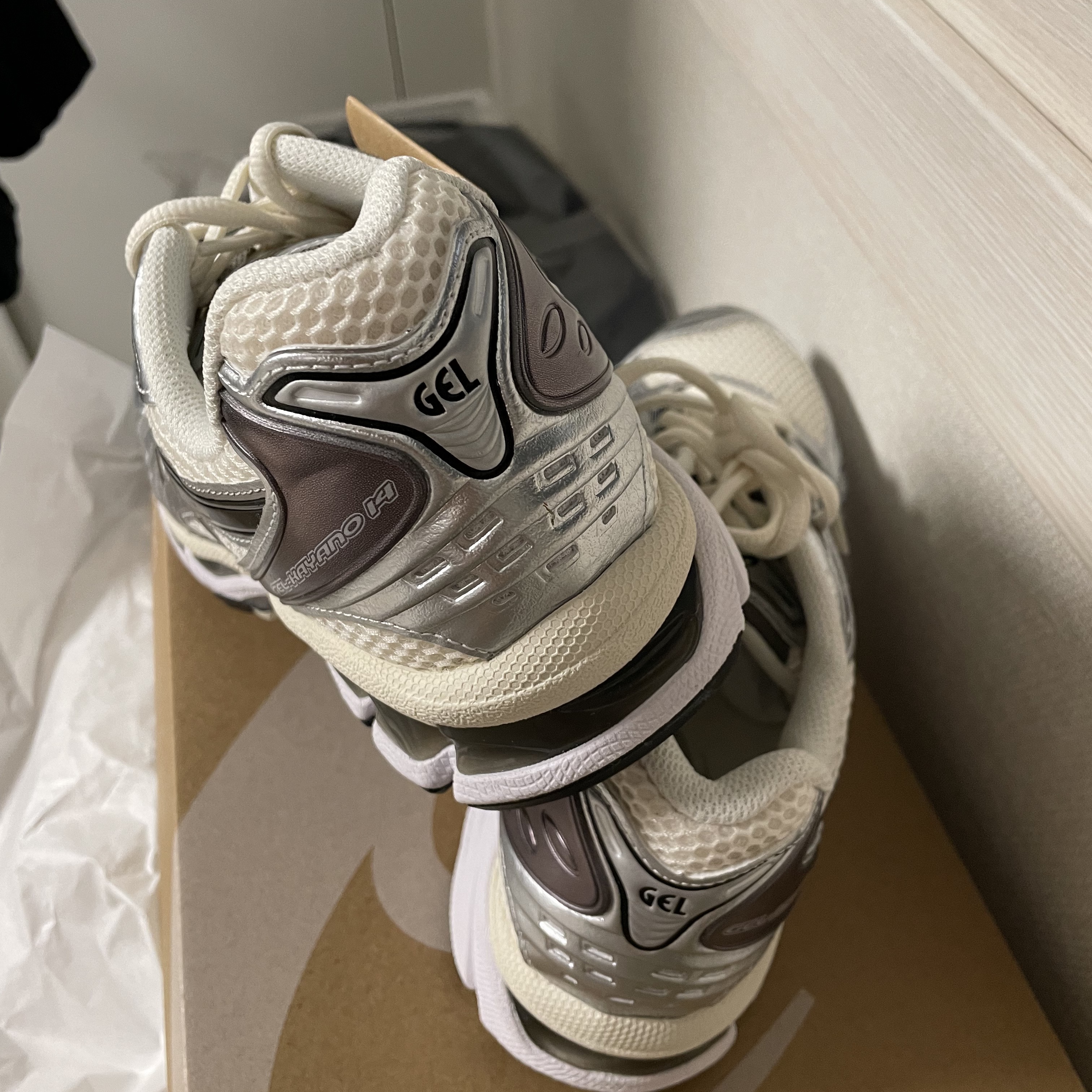 Asics Gel-Kayano 14 Cream Black 착용 스타일 - 3