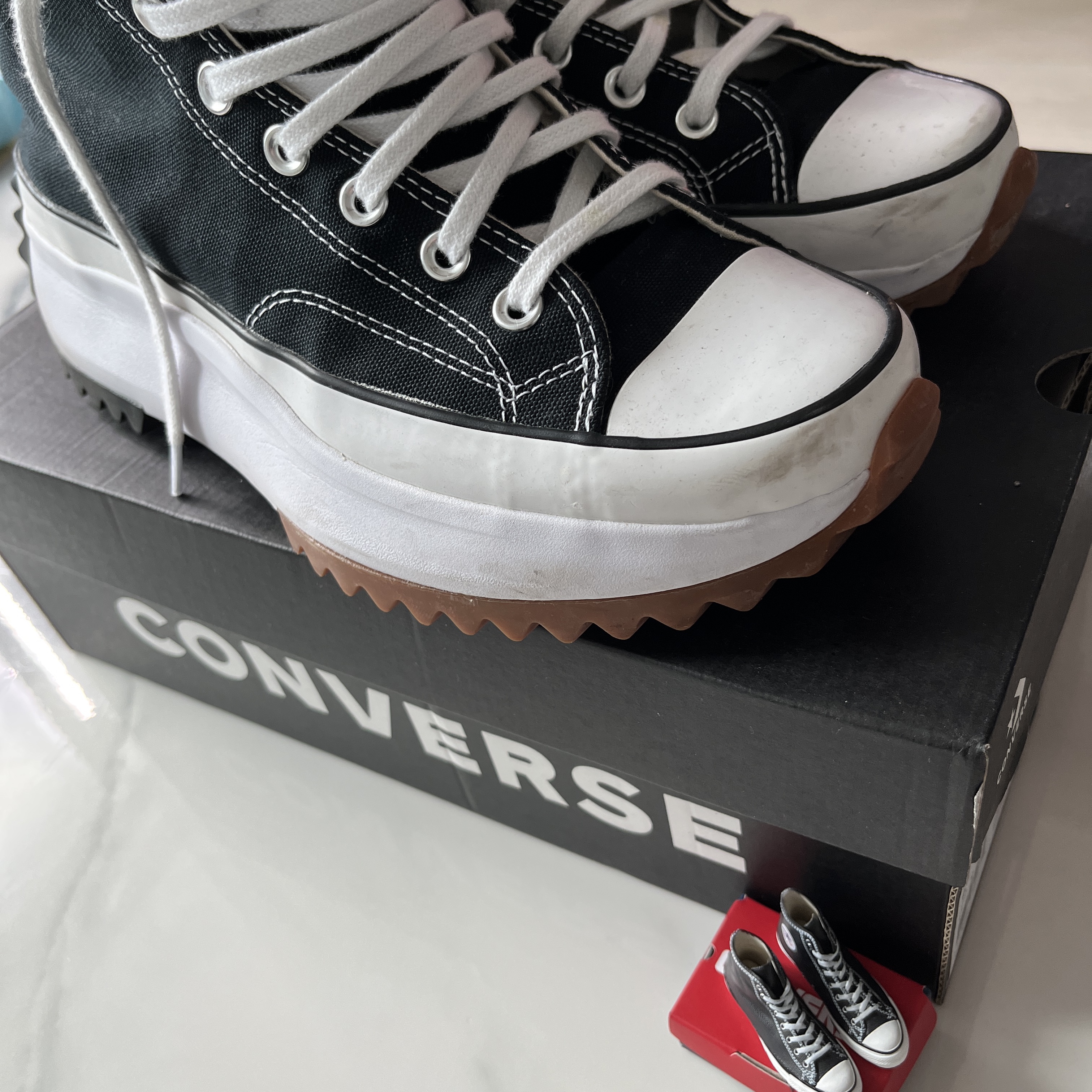 Converse Run Star Hike Hi Black White Gum 착용 스타일 - 1