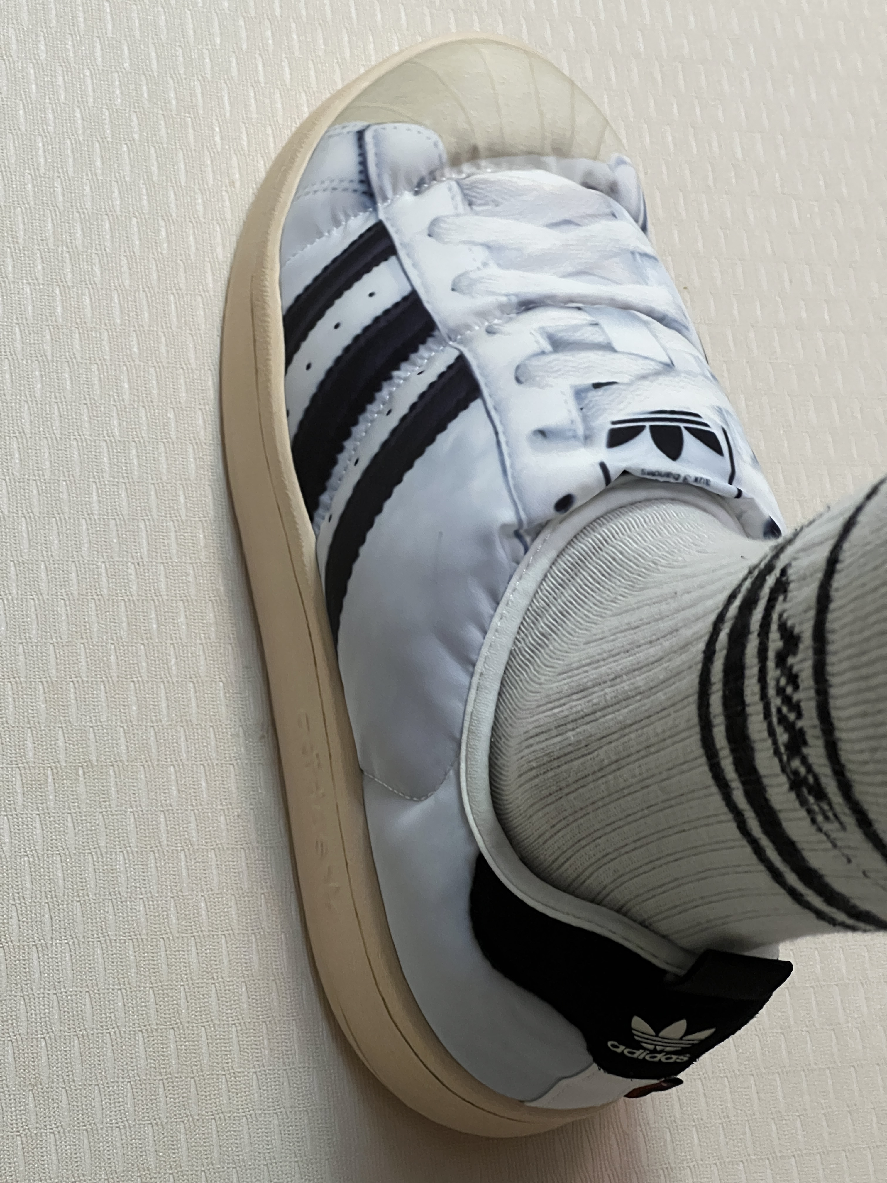 Adidas Puffylette Superstar Cloud White 착용 스타일