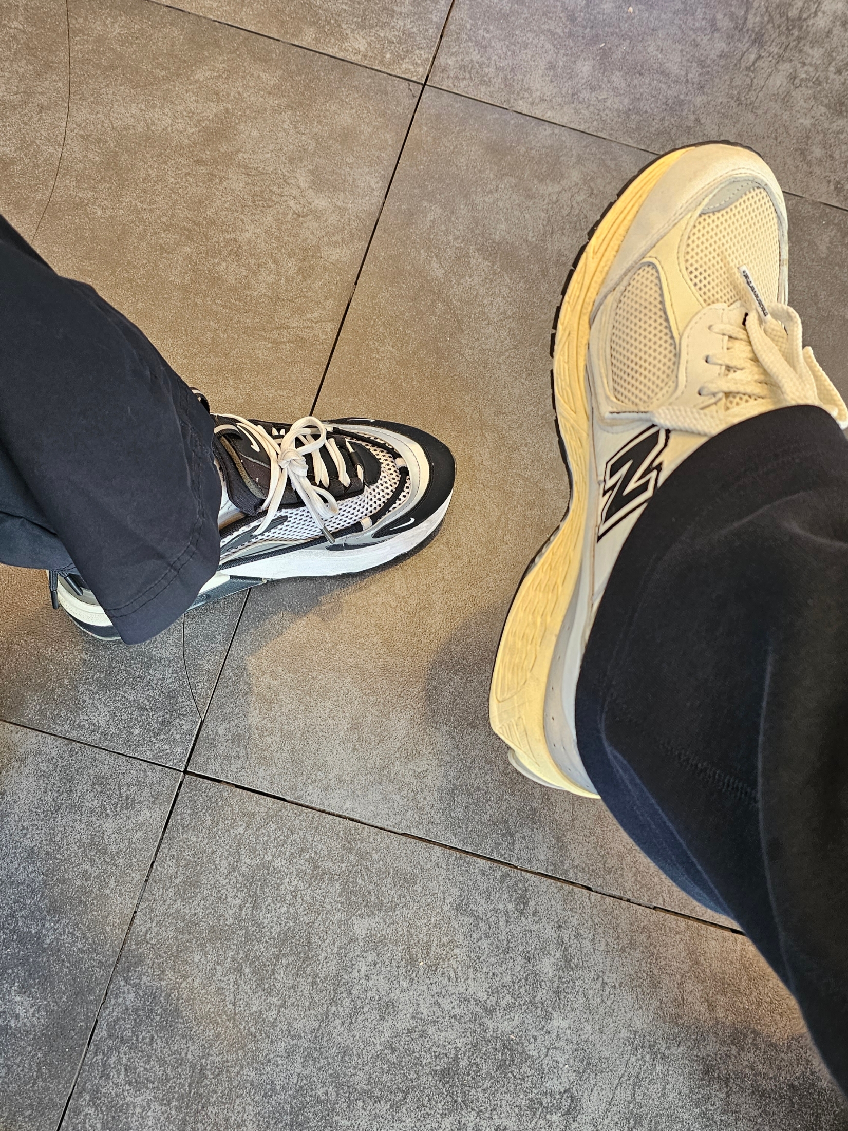 (W) Nike Air Max Furyosa Silver and Black, New Balance x Thisisneverthat 2002R White 착용 스타일