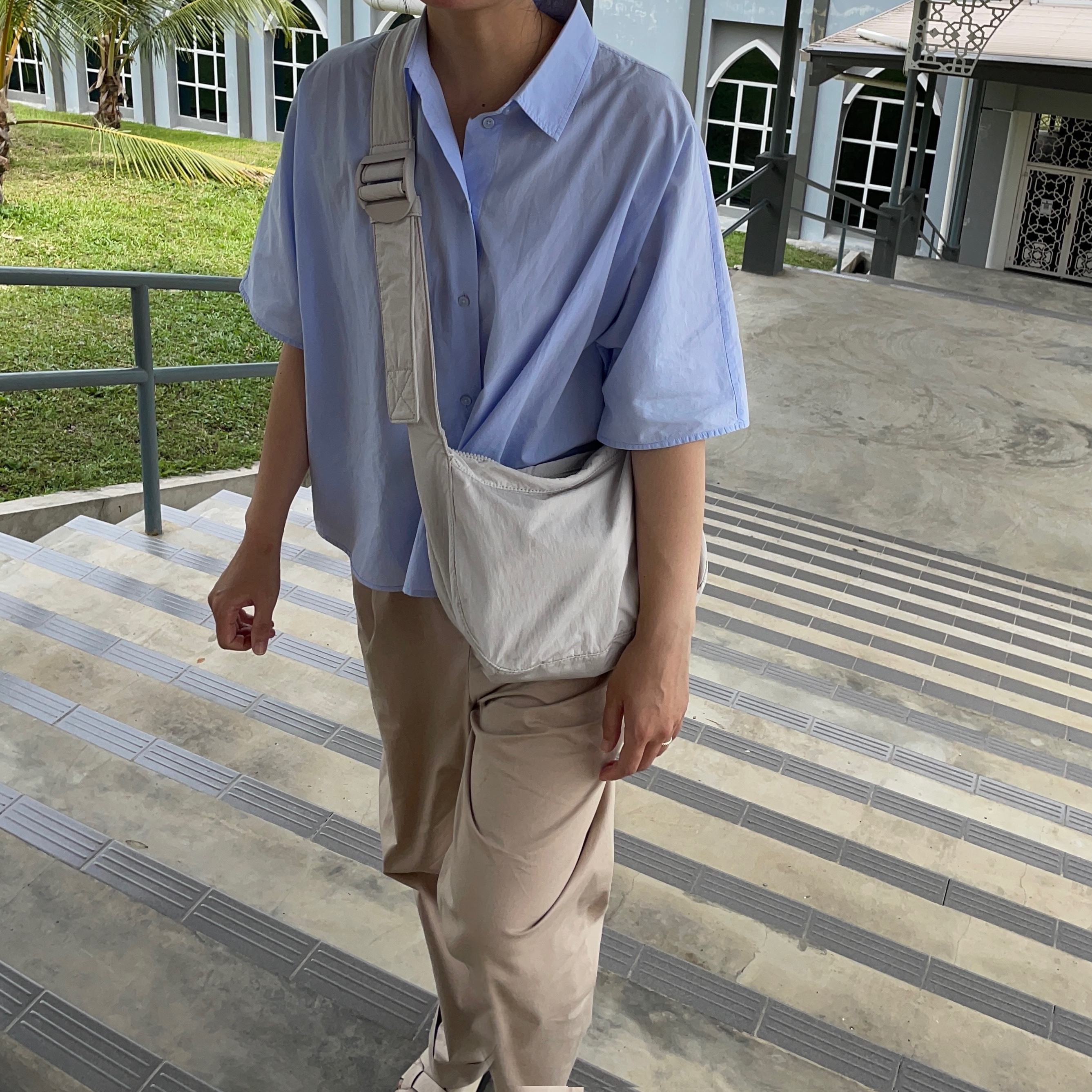 COS Nylon Crossbody Saddle Bag Light Grey Stone 착용 스타일 - 3