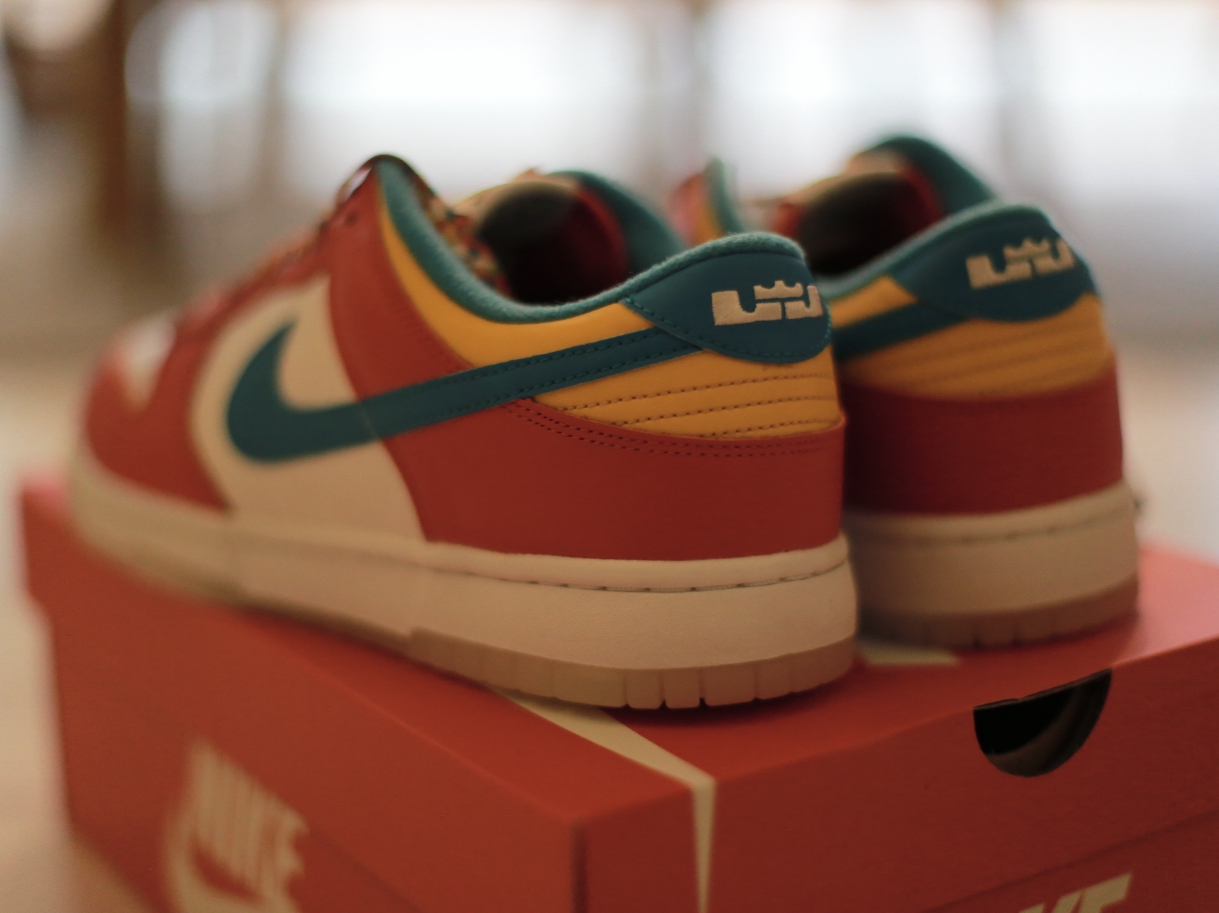 Nike x LeBron James x Fruity Pebbles Dunk Low QS Habanero Red 착용 스타일 - 4