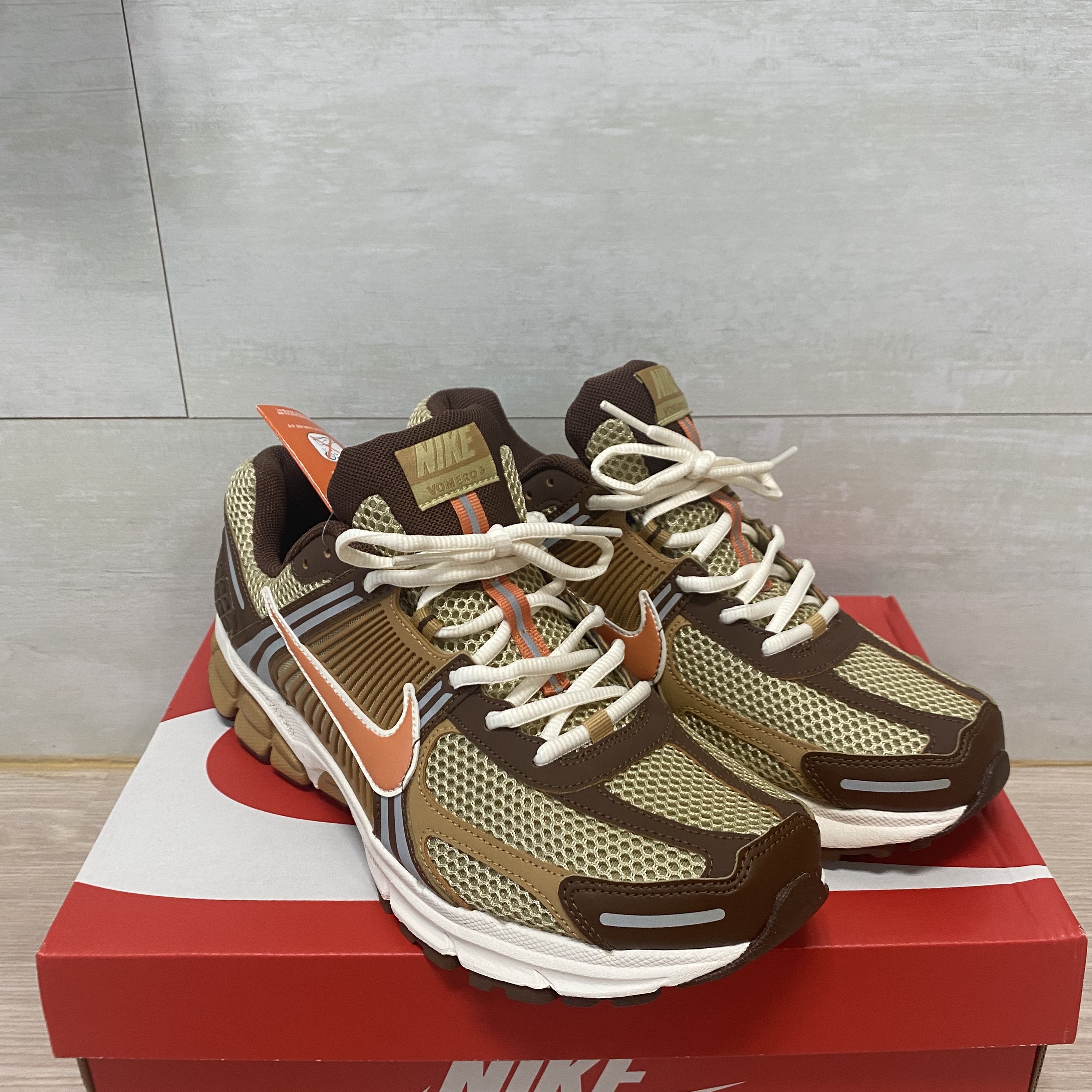 Nike Zoom Vomero 5 Wheat Grass and Cacao Wow 착용 스타일