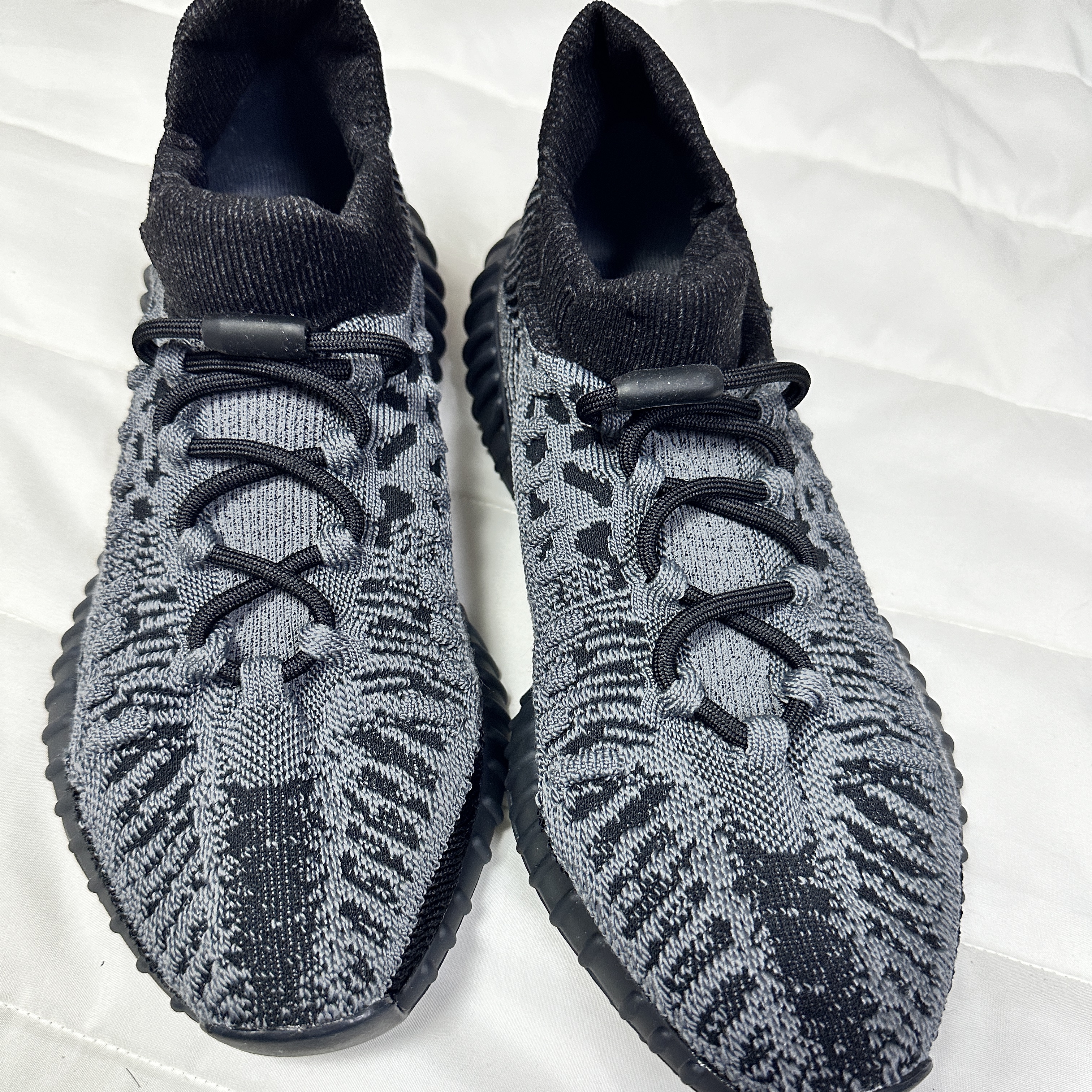 Adidas Yeezy 350 V2 CMPCT Slate Onyx 착용 스타일 - 2