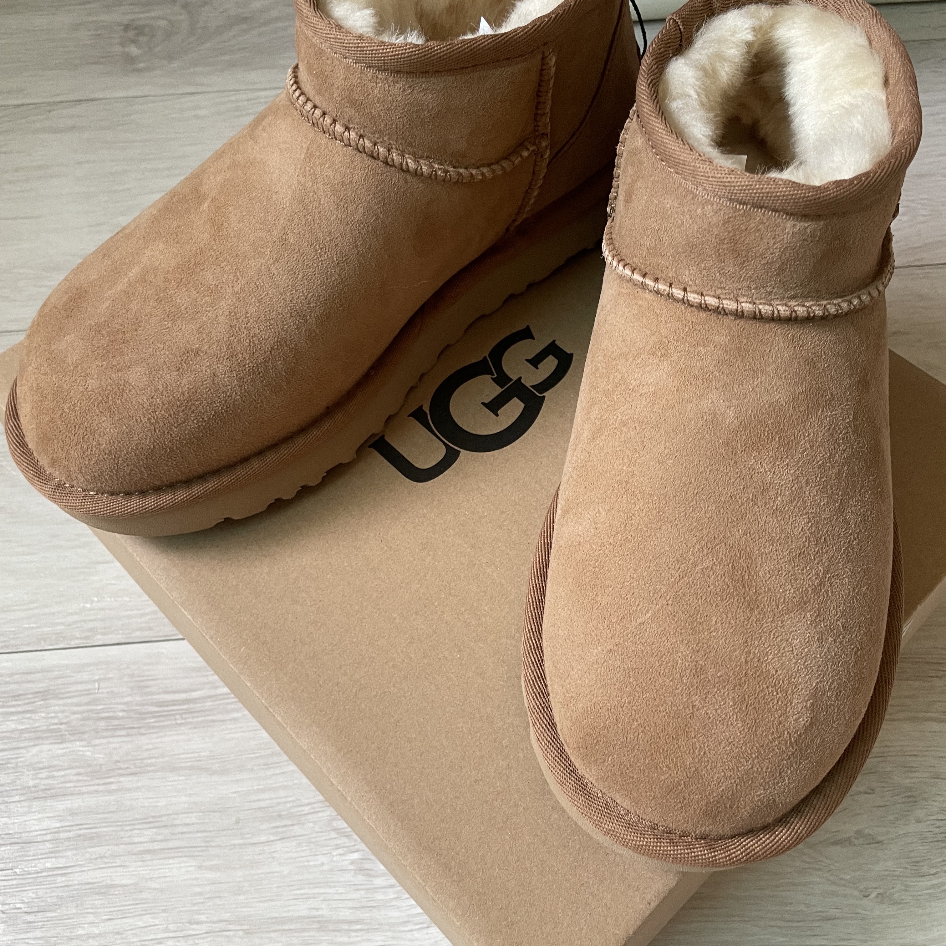 (W) UGG Classic Ultra Mini Boots Chestnut 착용 스타일 - 1