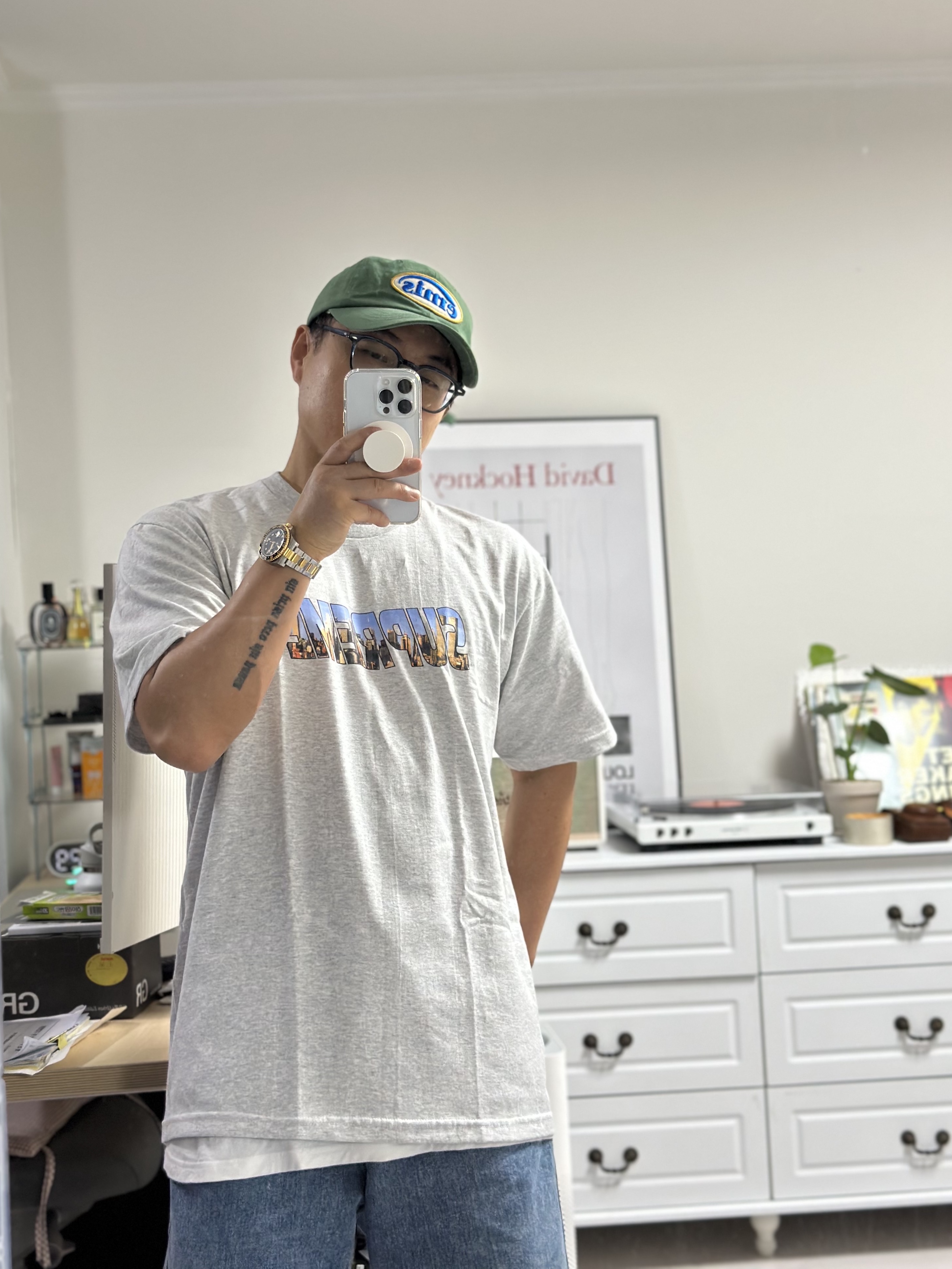 Supreme Gotham T-Shirt Ash Grey - 23FW, Emis Tone On Tone Wappen Ball Cap Green 착용 스타일