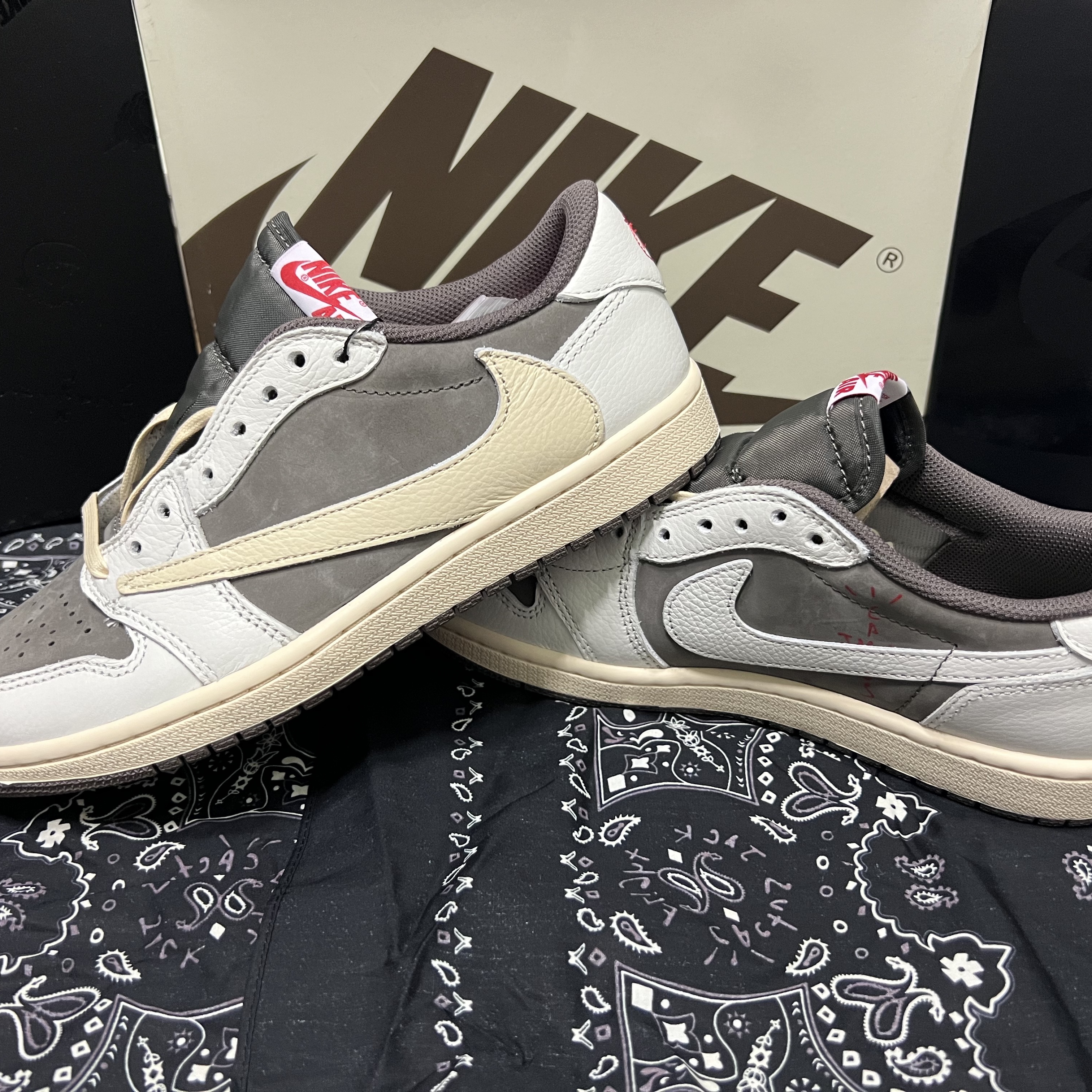 Jordan 1 x Travis Scott Retro Low OG SP Sail and Ridgerock 착용 스타일 - 3