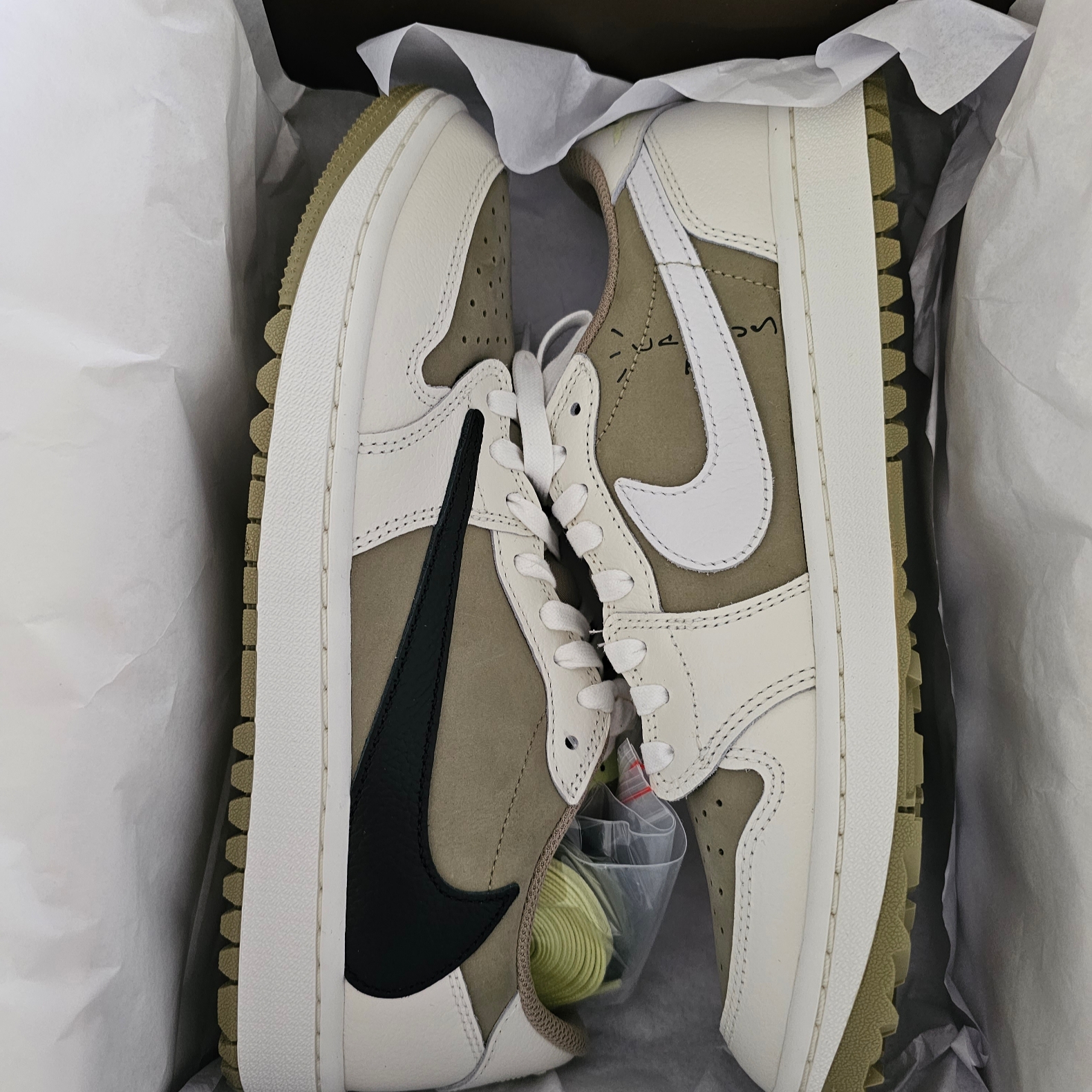 Jordan 1 x Travis Scott Retro Low Golf NRG Neutral Olive 착용 스타일 - 3