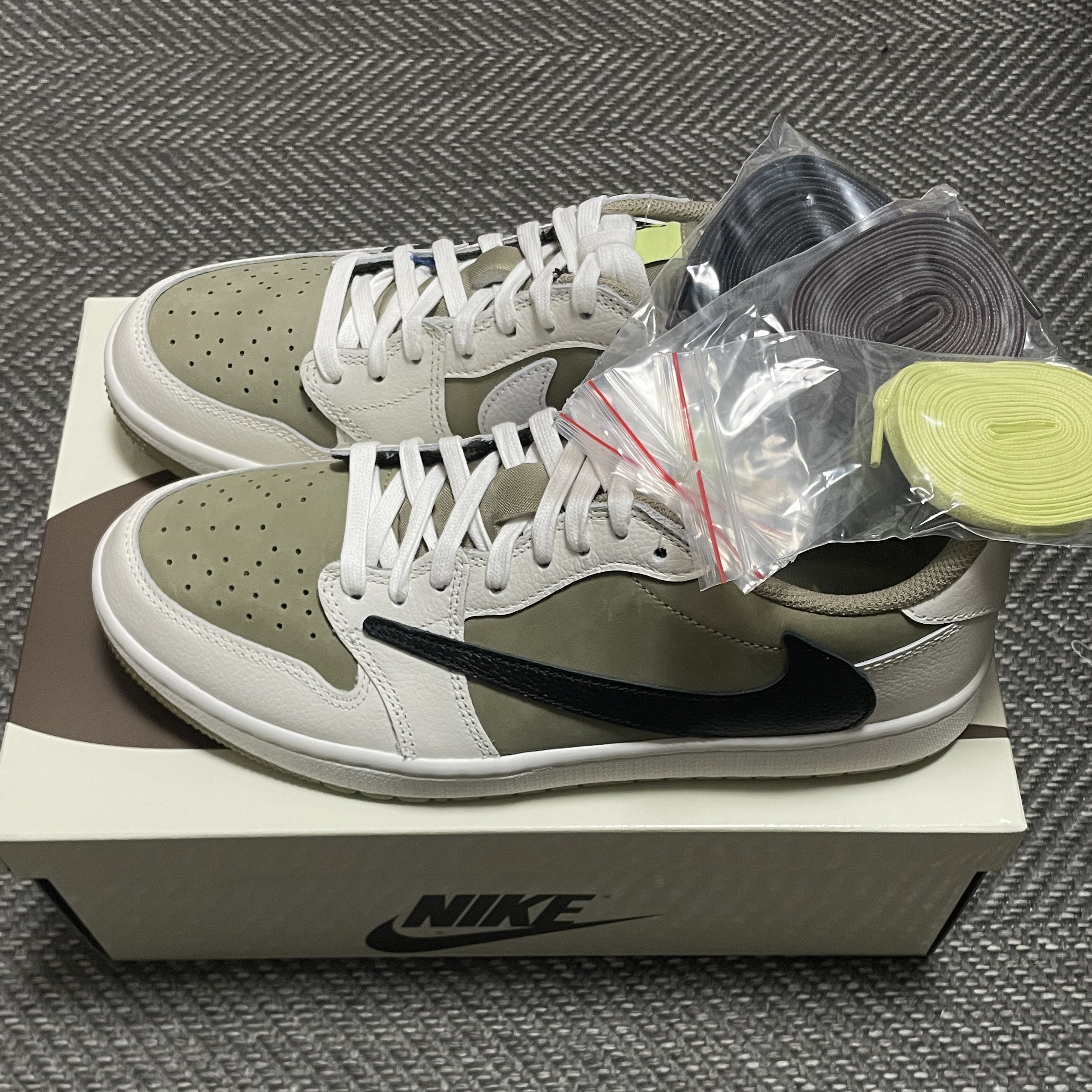 Jordan 1 x Travis Scott Retro Low Golf NRG Neutral Olive 착용 스타일 - 4