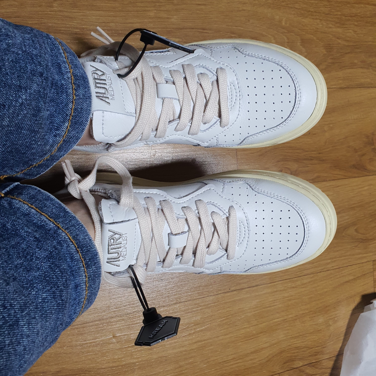 (W) Autry Medalist Low Leather Sneakers White 착용 스타일