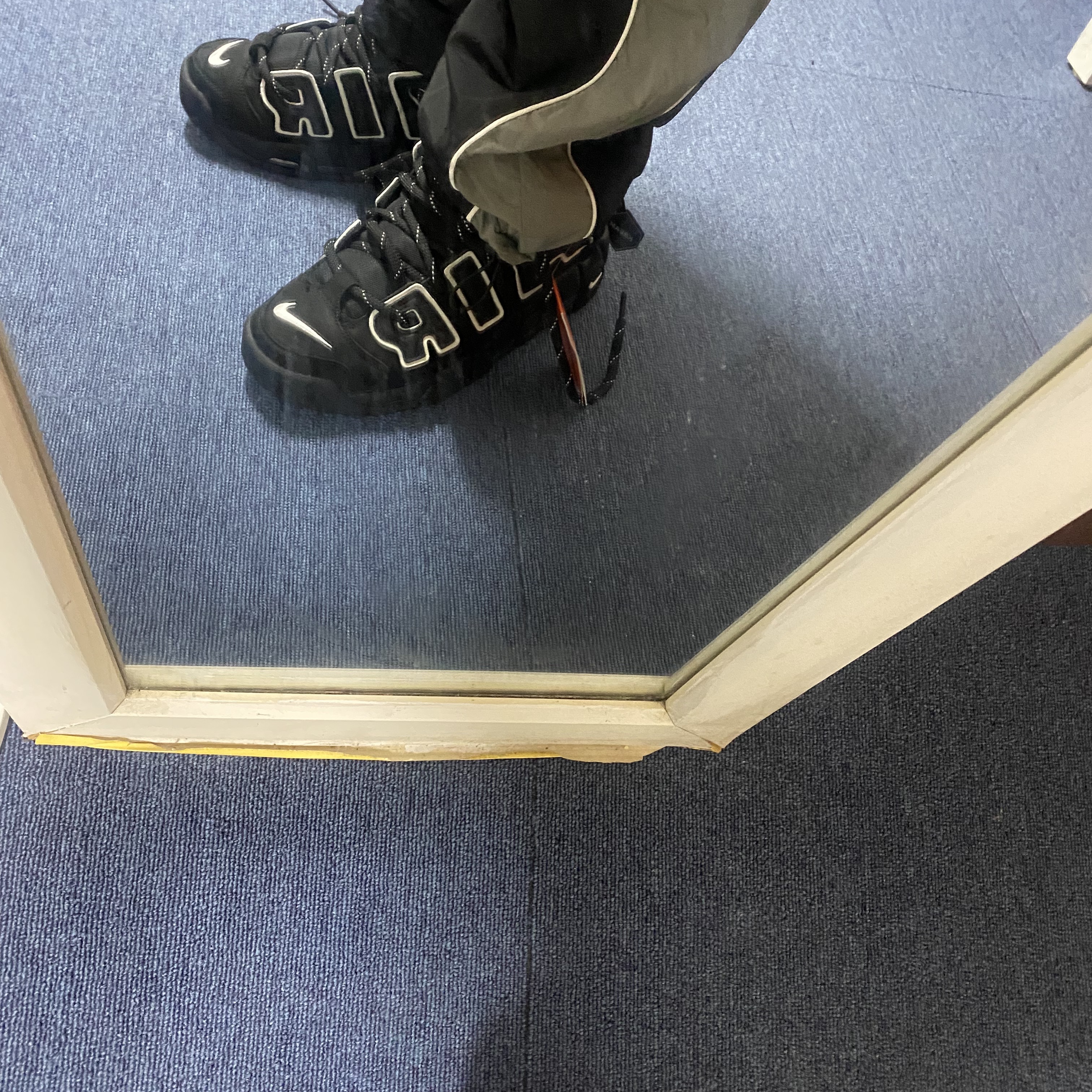 Nike x Ambush Air More Uptempo Low Black and White 착용 스타일 - 3