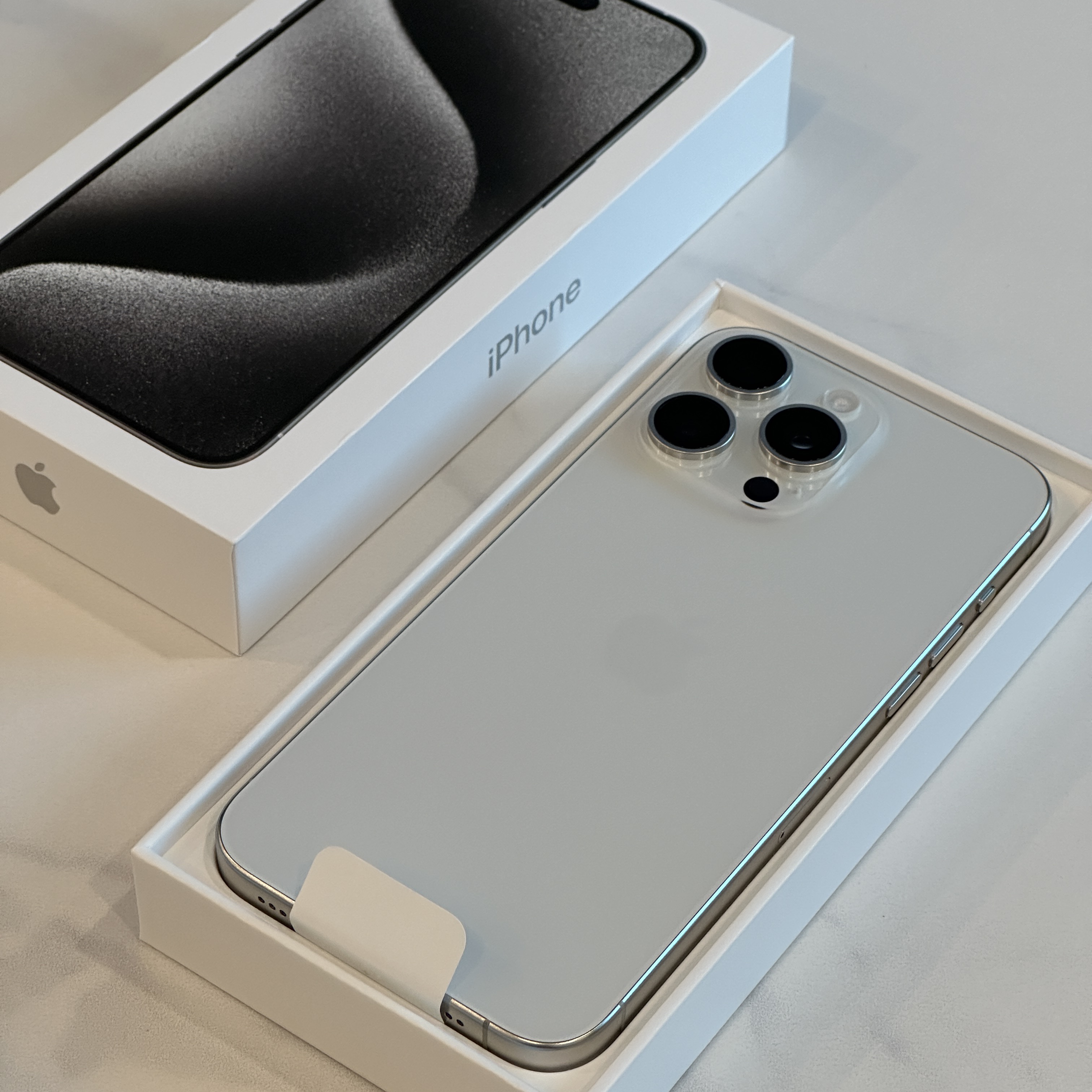 Apple iPhone 15 Pro 512GB White Titanium (Korean Ver.) 착용 스타일 - 1