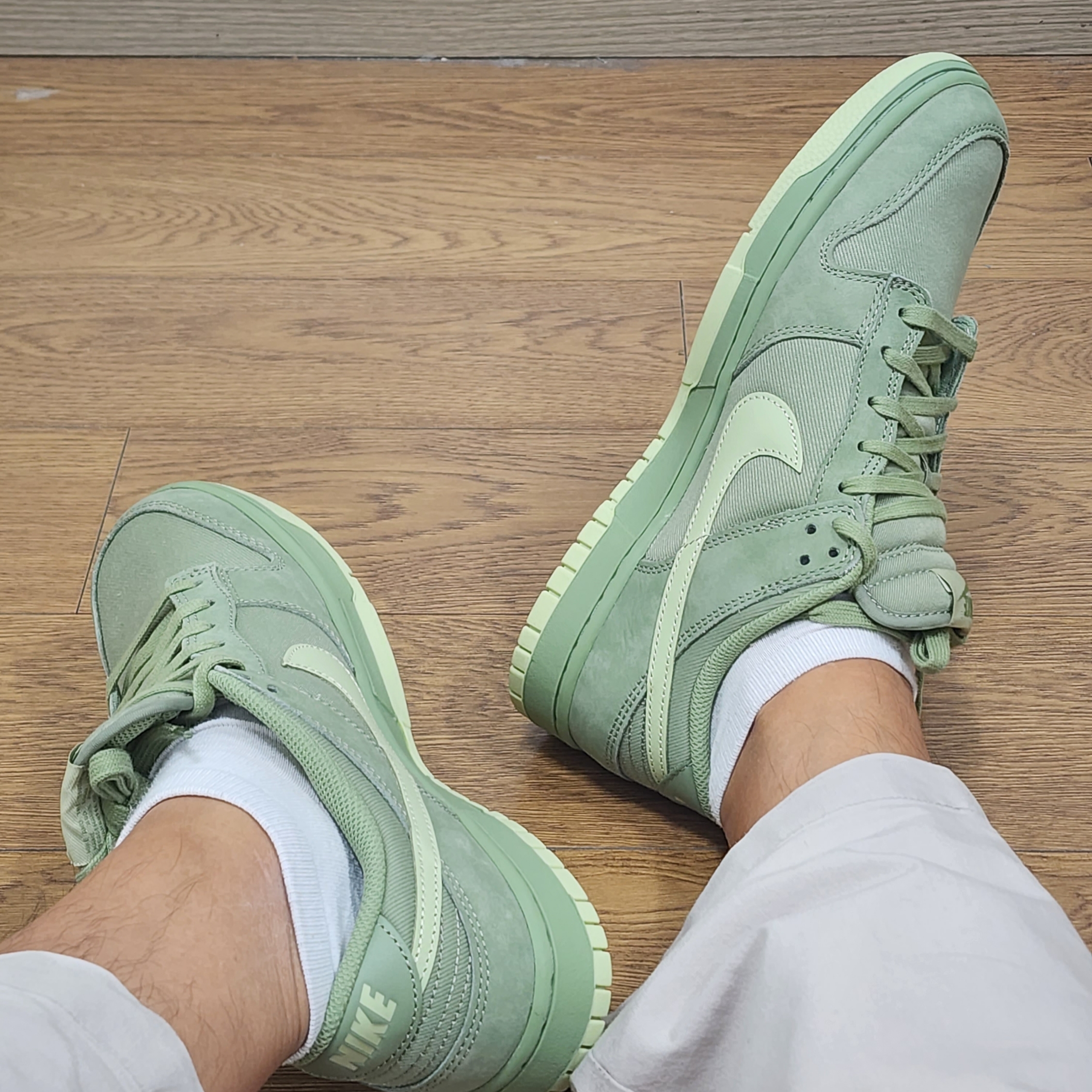 Nike Dunk Low PRM Oil Green 착용 스타일 - 1