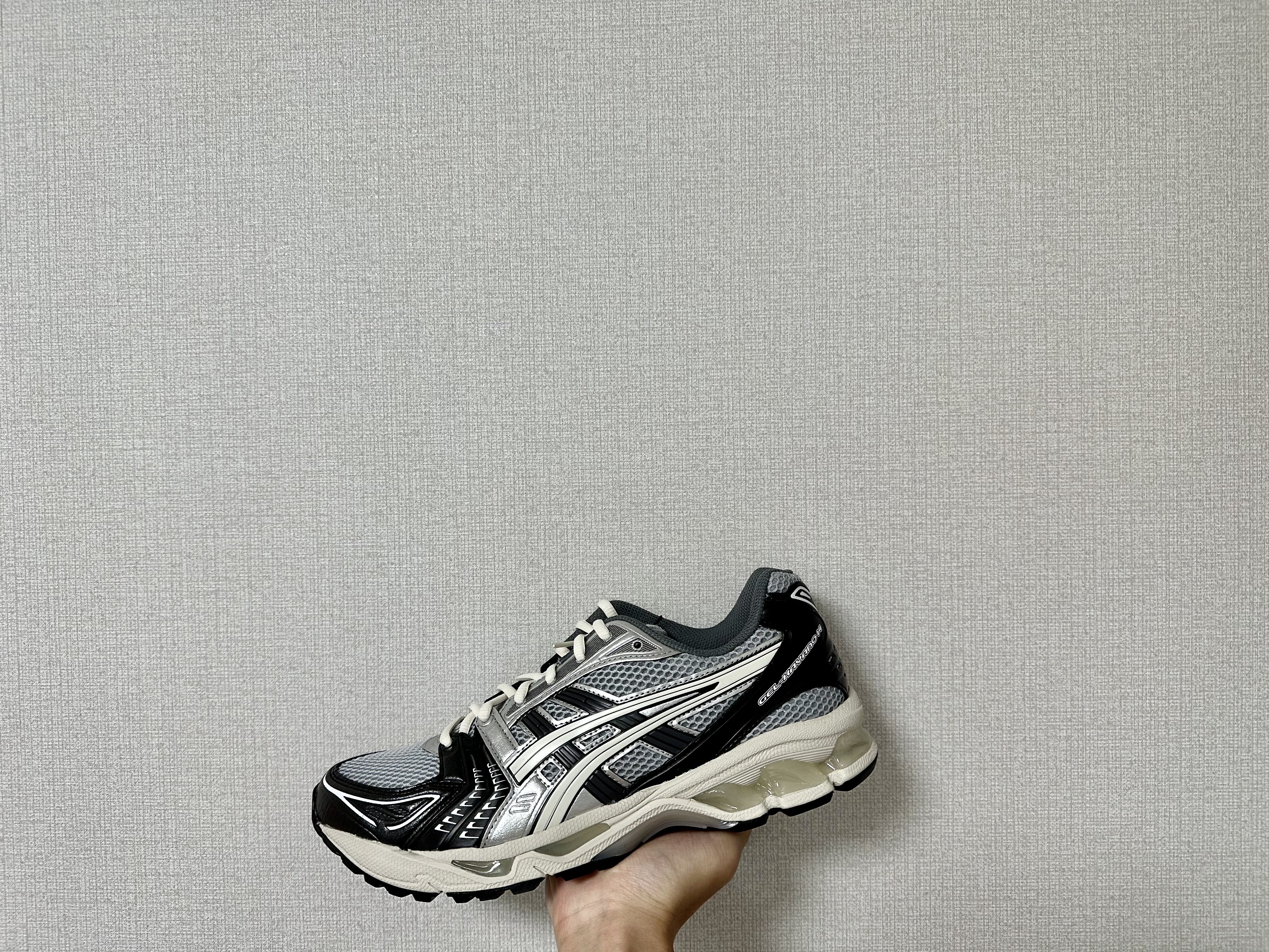 Asics Gel-Kayano 14 Black Glacier Grey, Asics Gel-Kayano 14 Dark Sepia Dark Taupe 착용 스타일 - 2