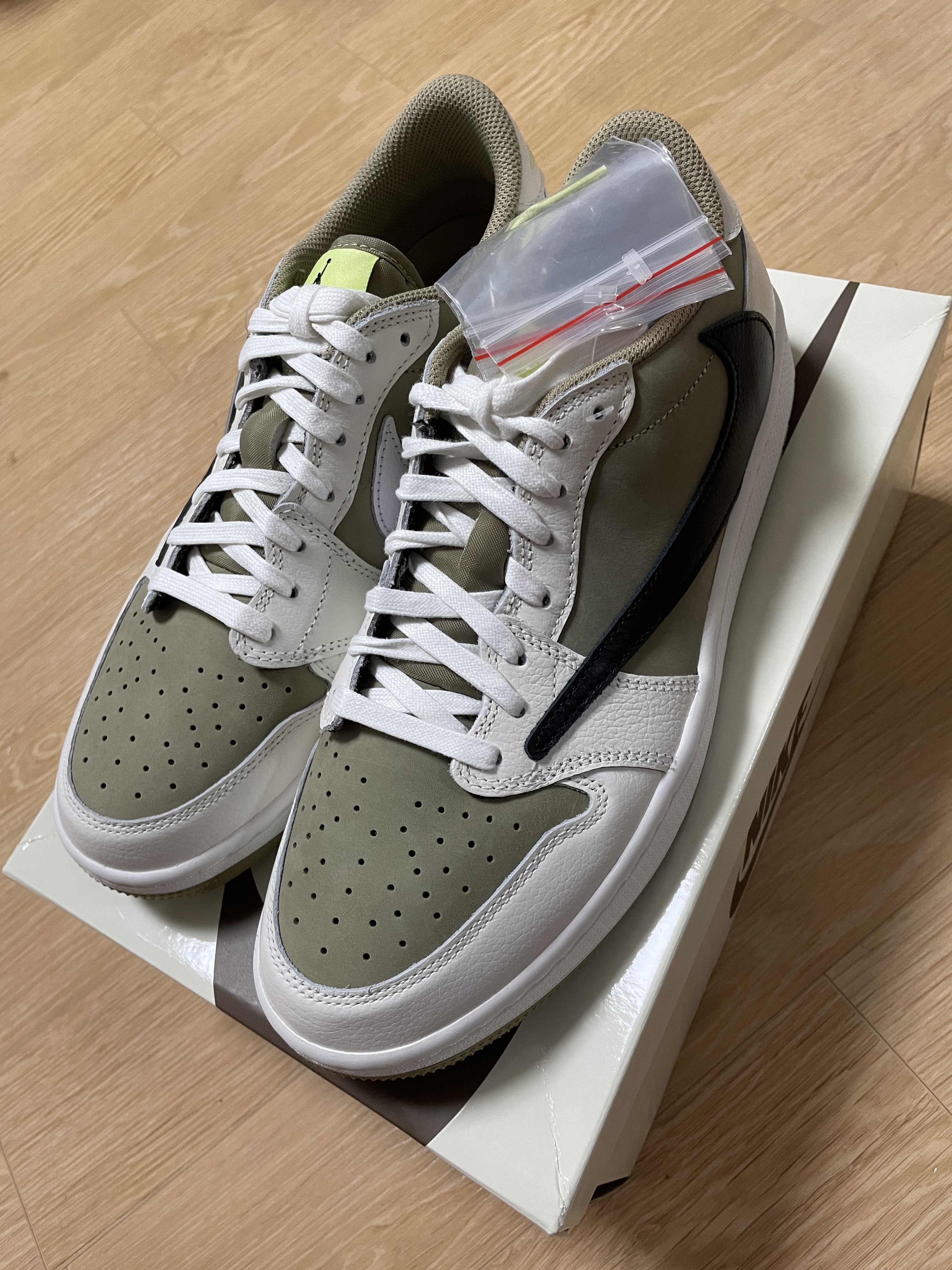 Jordan 1 x Travis Scott Retro Low Golf NRG Neutral Olive 착용 스타일