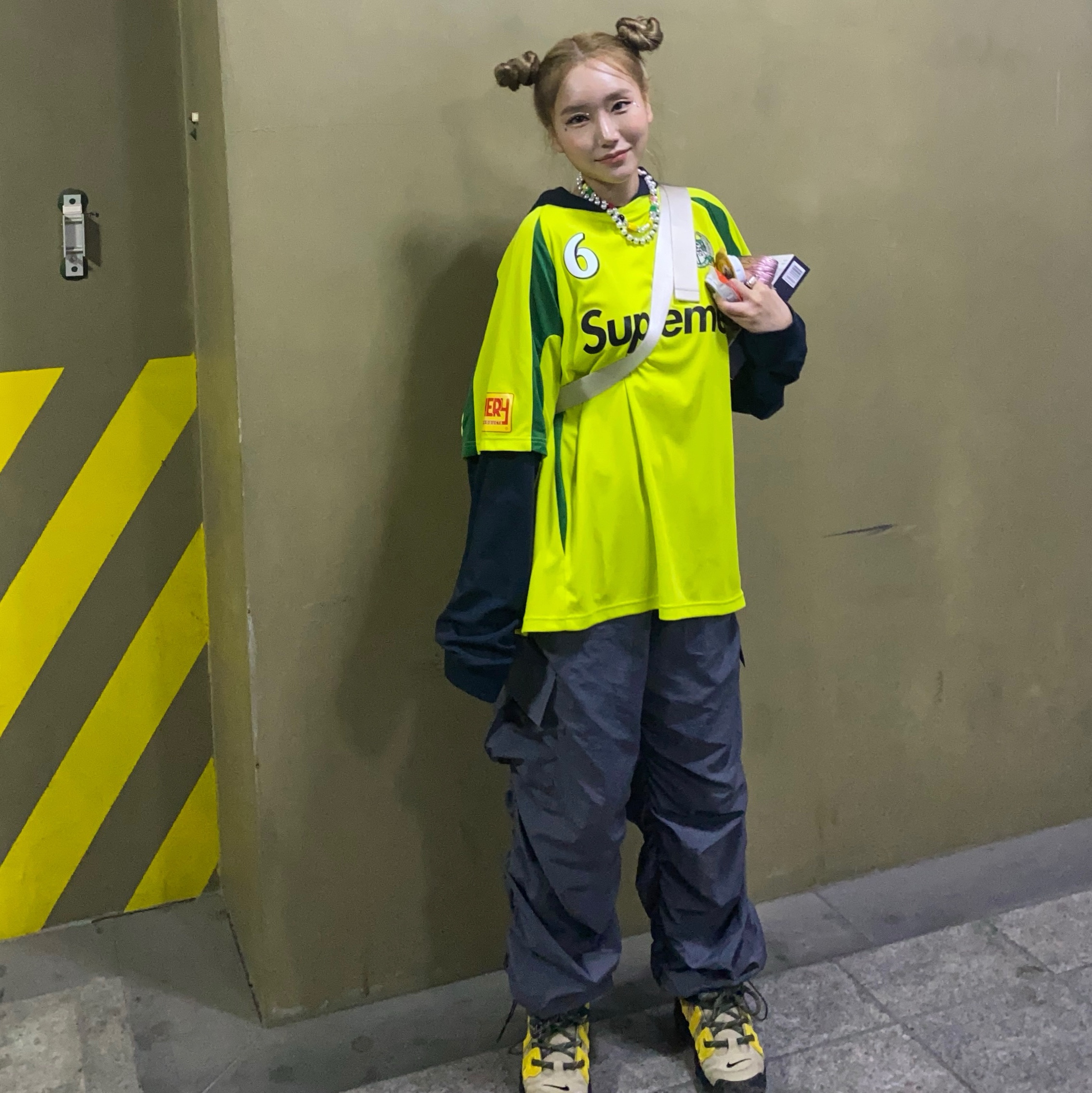 Supreme Hooded Soccer Jersey Bright Green - 23FW, Nike x Ambush Air More Uptempo Low Vivid Sulfur and Limestone 착용 스타일 - 2