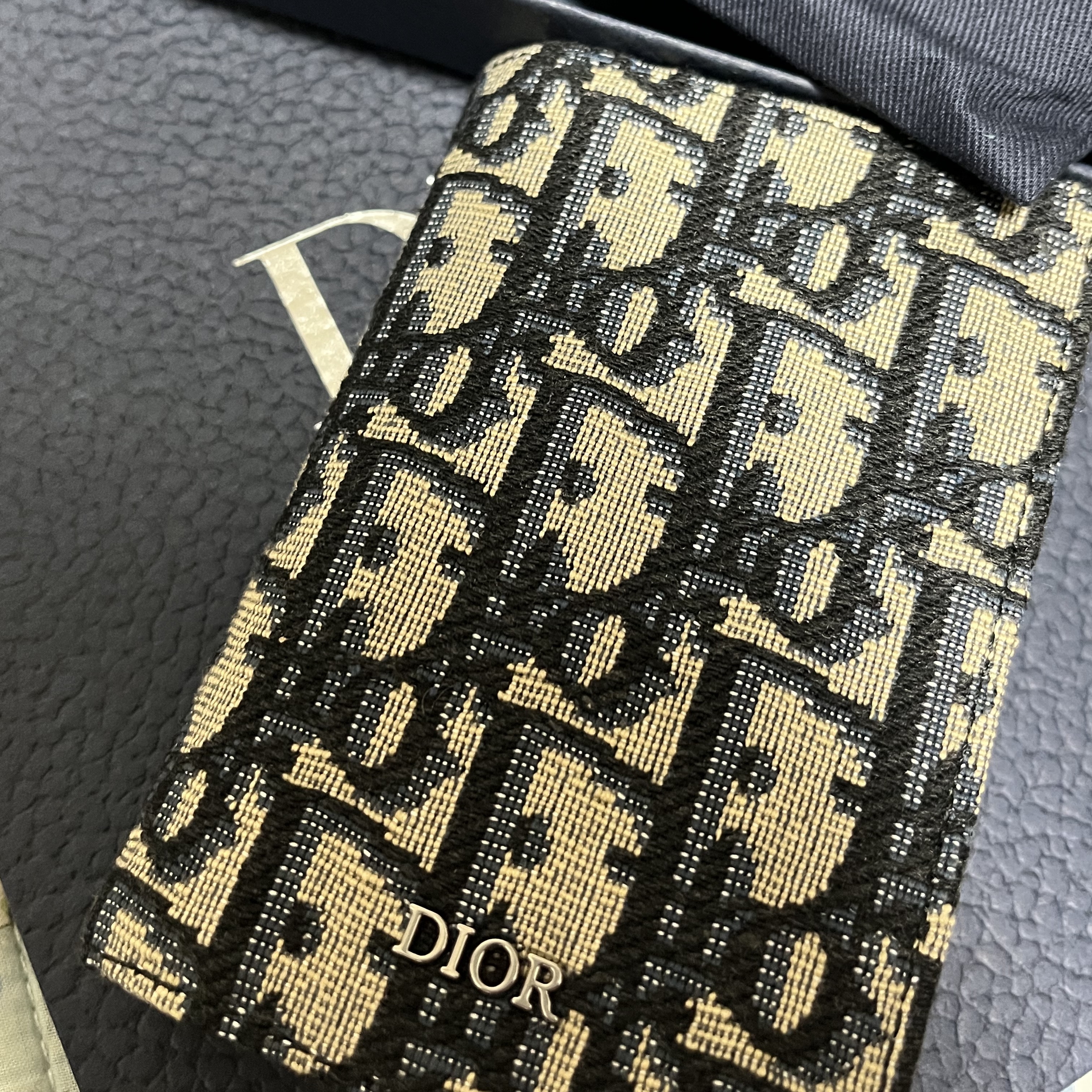 Dior Bi-Fold Card Holder Beige & Black Dior Oblique Jacquard 착용 스타일