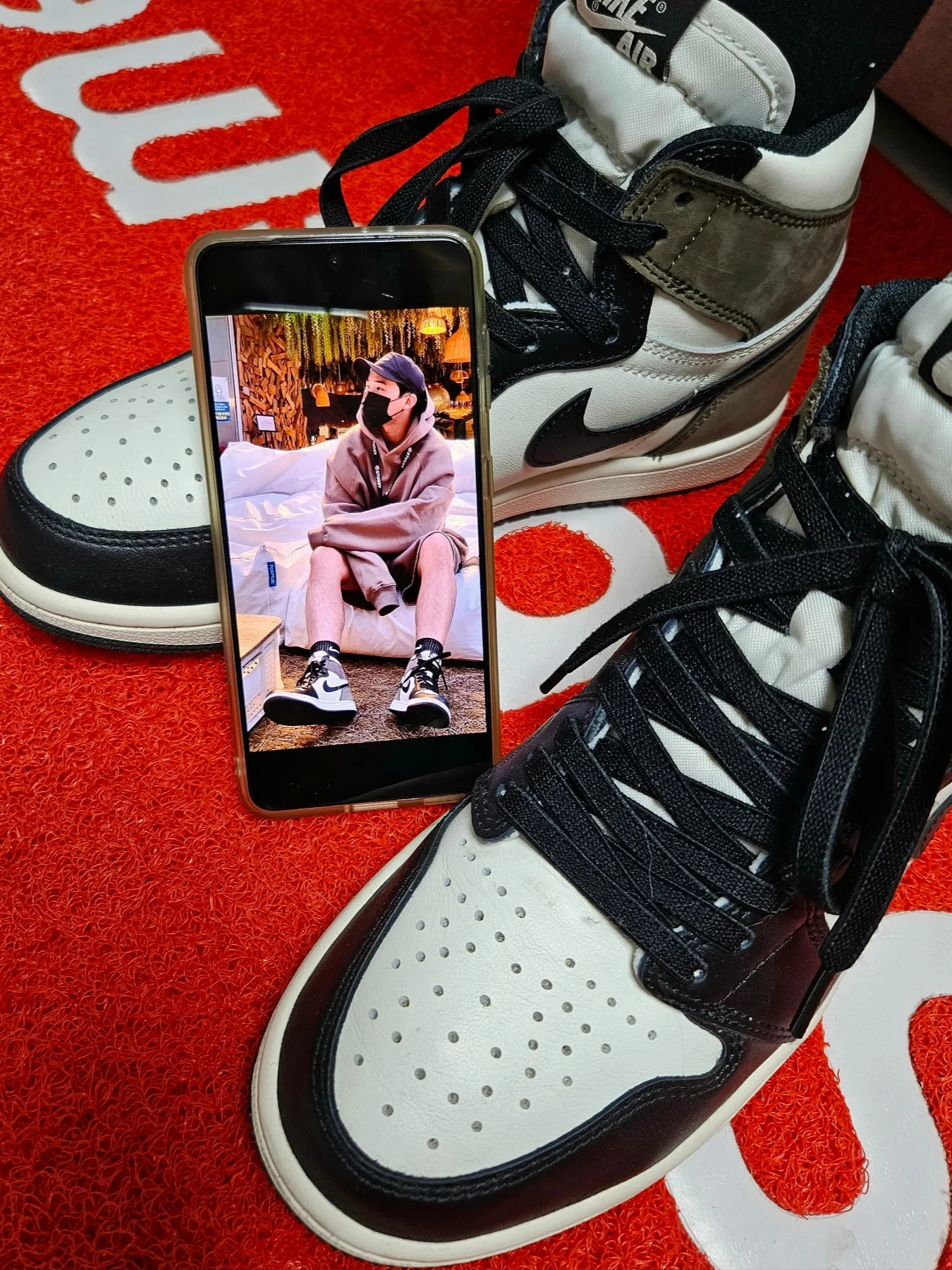 Jordan 1 Retro High OG Black Mocha, Essentials x New Era Retro Crown Strapback Black 착용 스타일 - 1