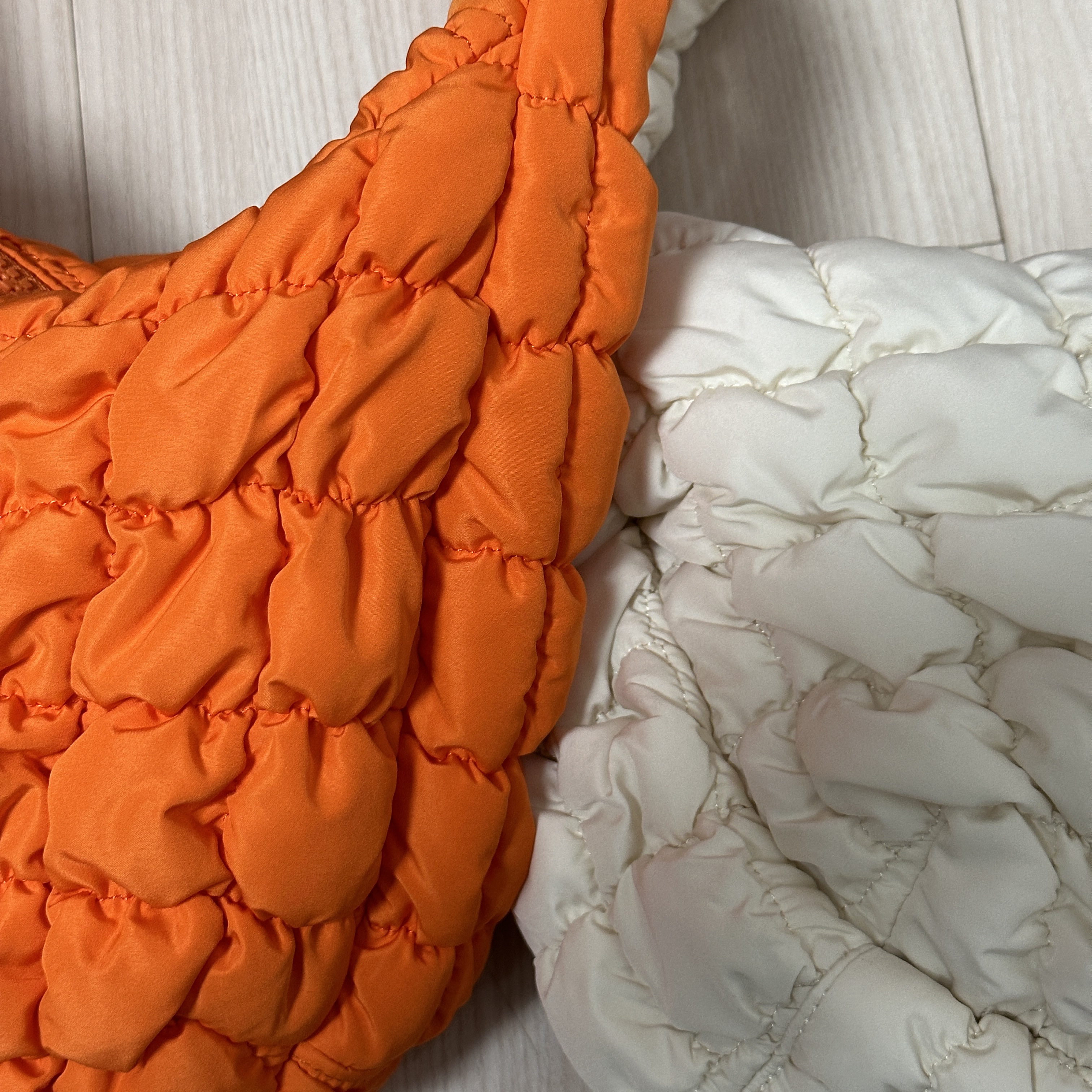 COS Quilted Mini Bag Cream, COS Quilted Mini Bag Bright Orange 착용 스타일 - 2