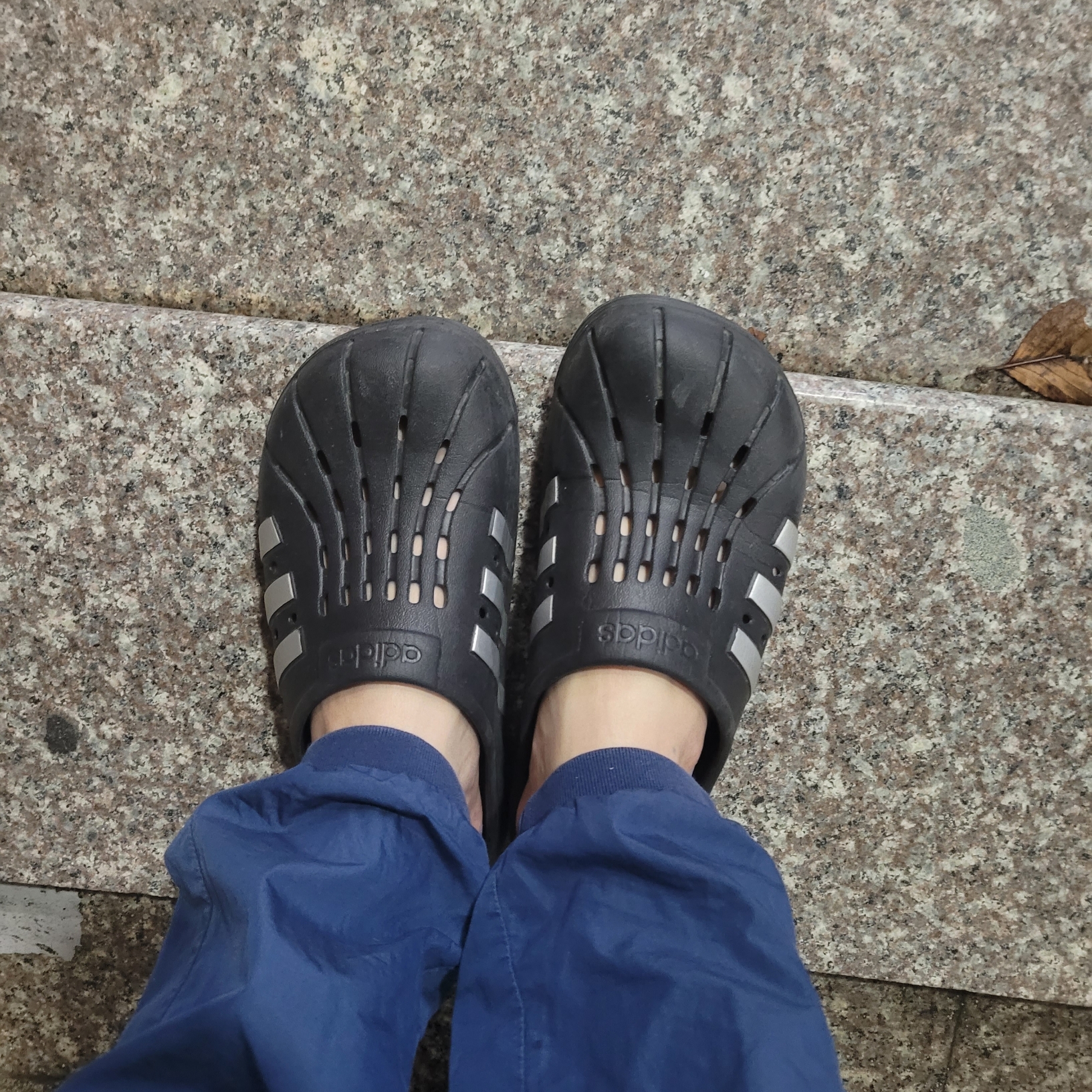 Adidas Adilette Clog Black White 착용 스타일 - 4