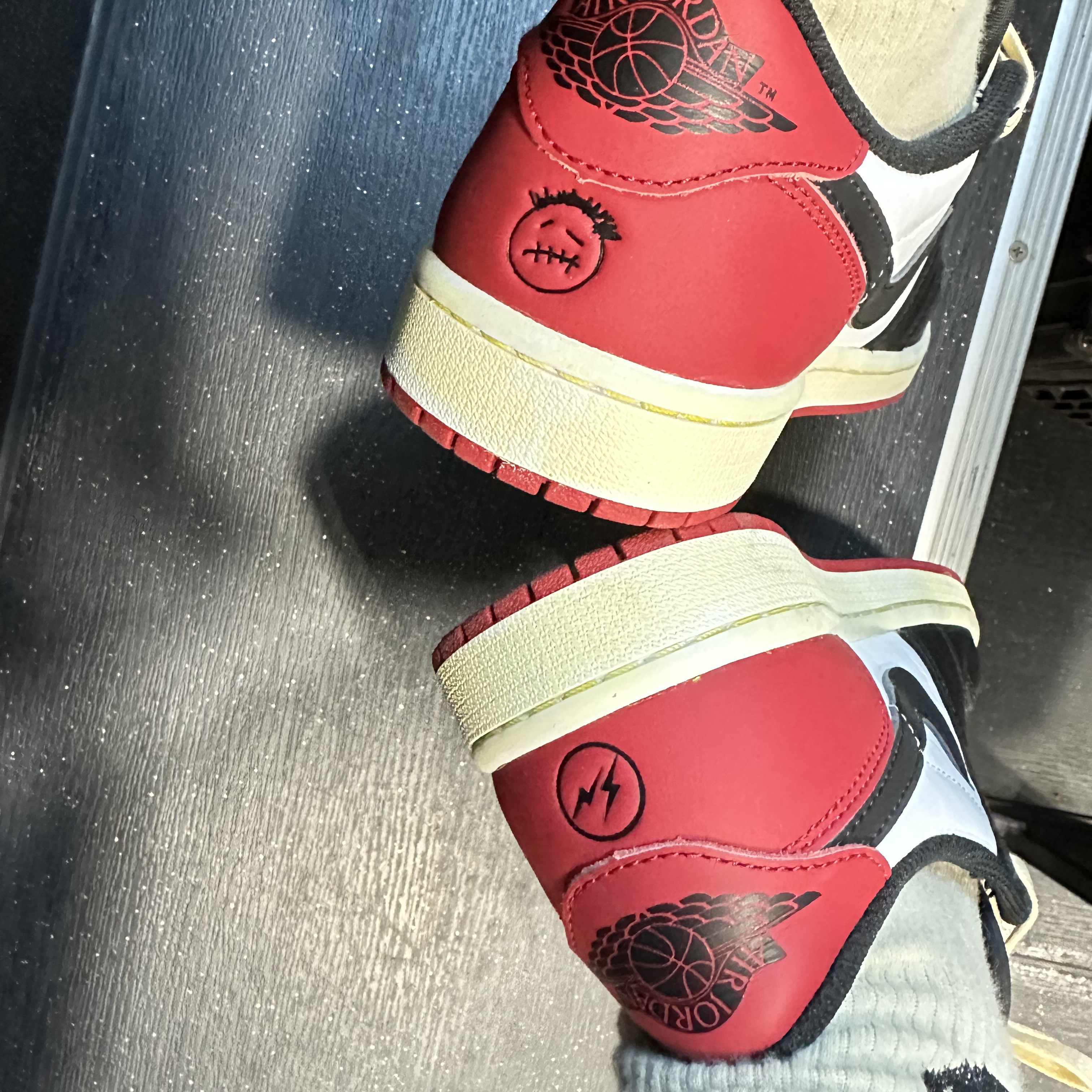 Jordan 1 Retro Low OG Black Toe 착용 스타일 - 4
