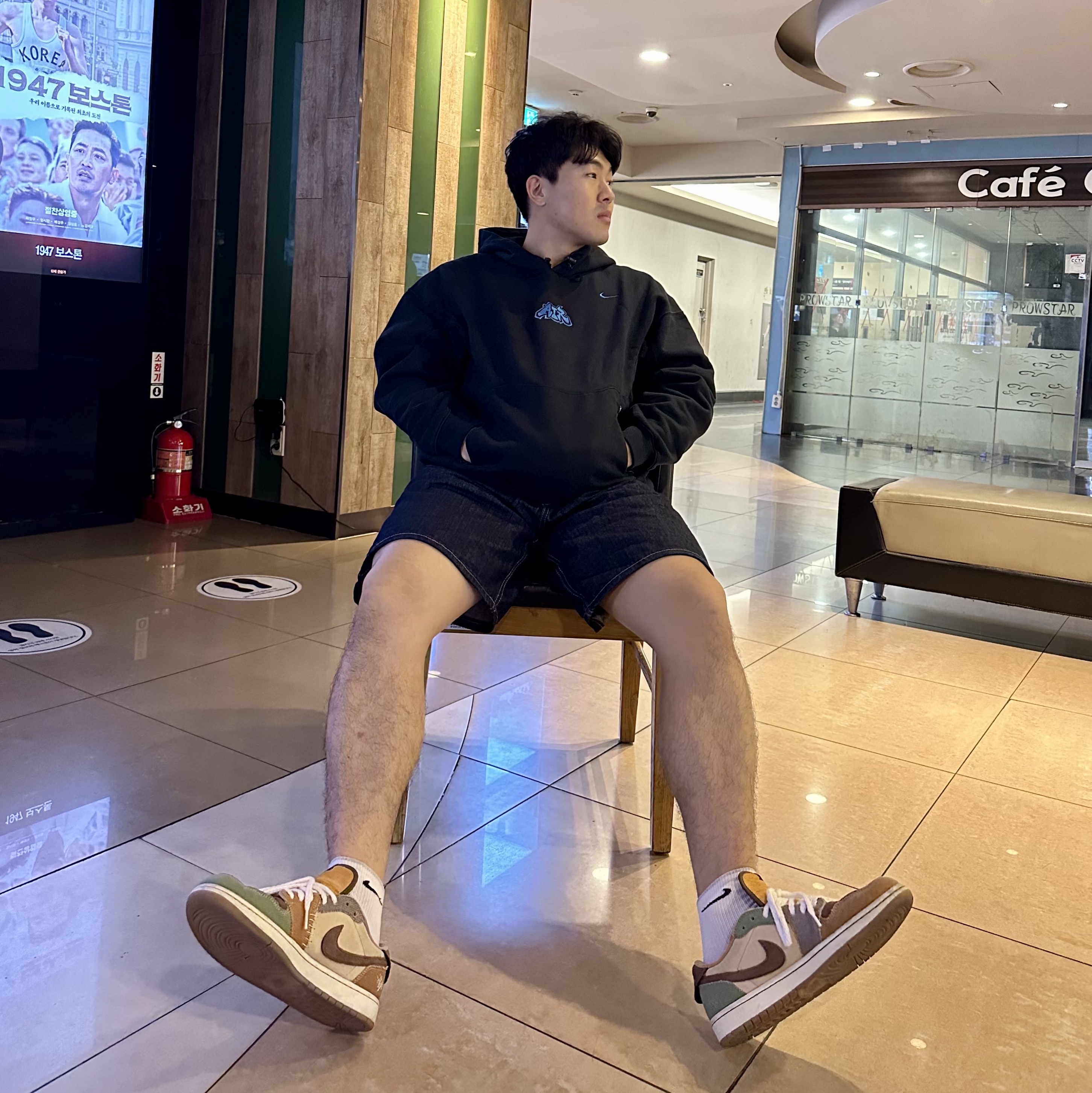 Nike x Off-White NRG Fleece Hoodie Black - Asia, Jordan 1 x Zion Williamson Retro Low OG Flax and Oil Green 착용 스타일