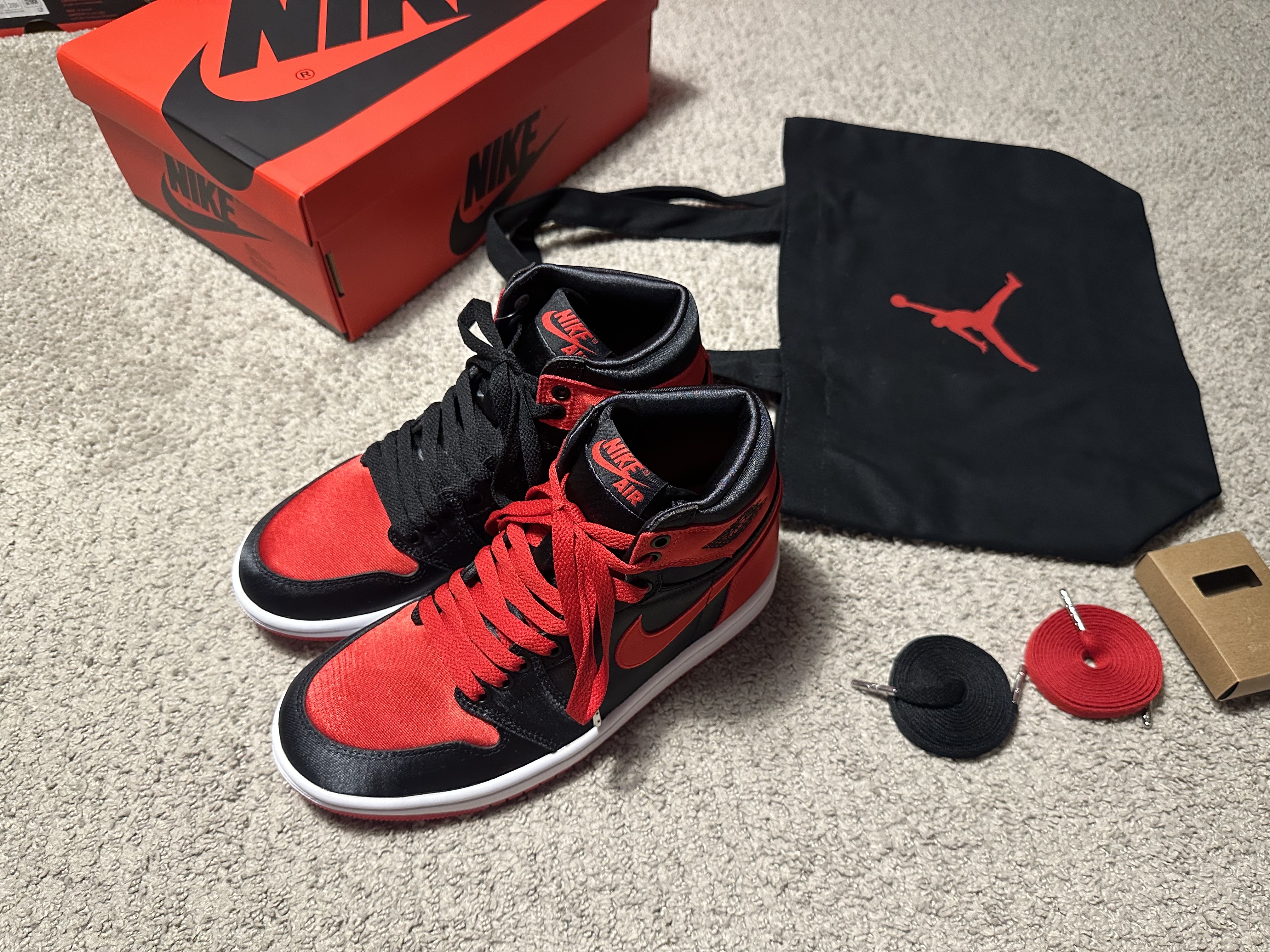 (W) Jordan 1 Retro High OG Satin Bred 착용 스타일 - 2