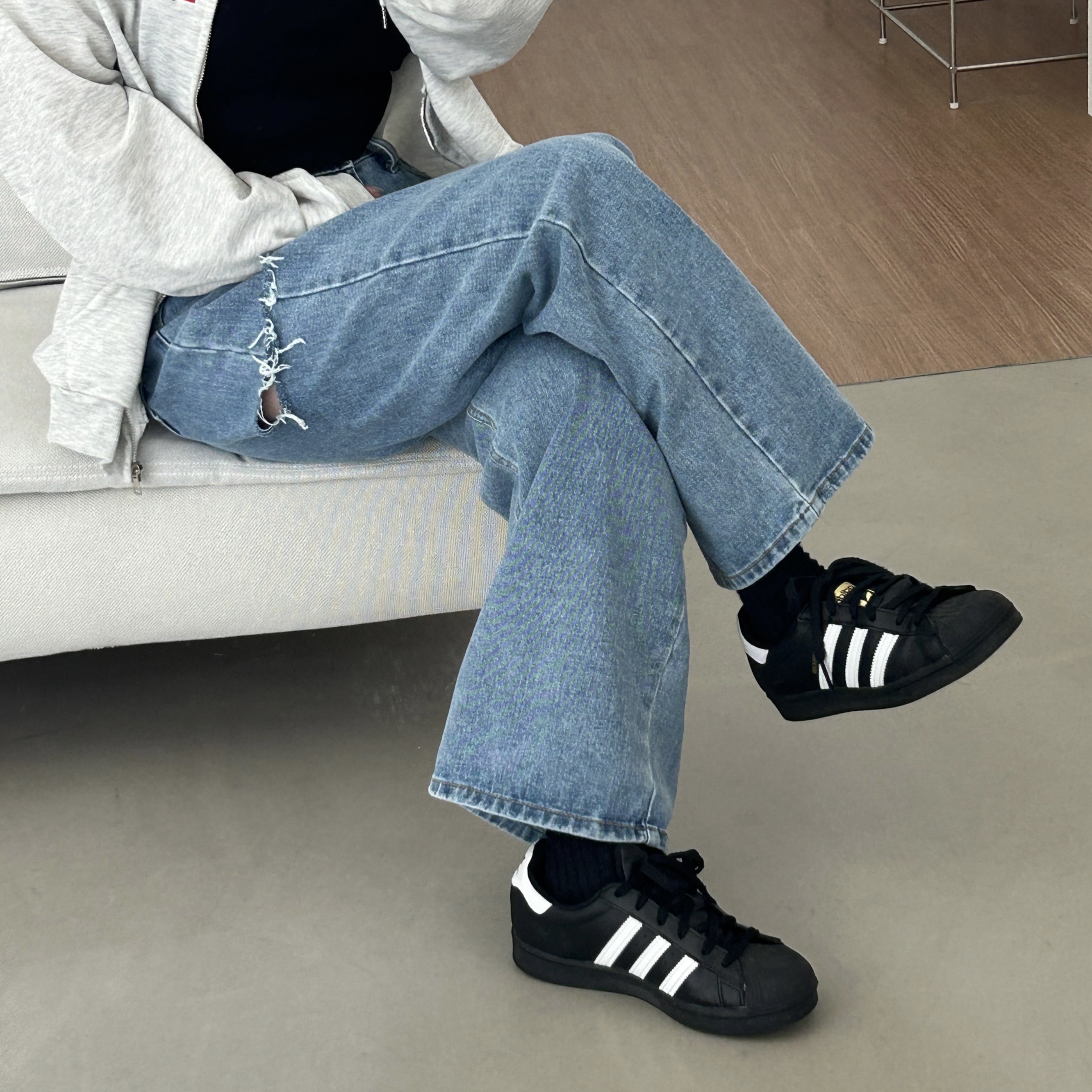 Adidas Superstar Core Black White 착용 스타일 - 1