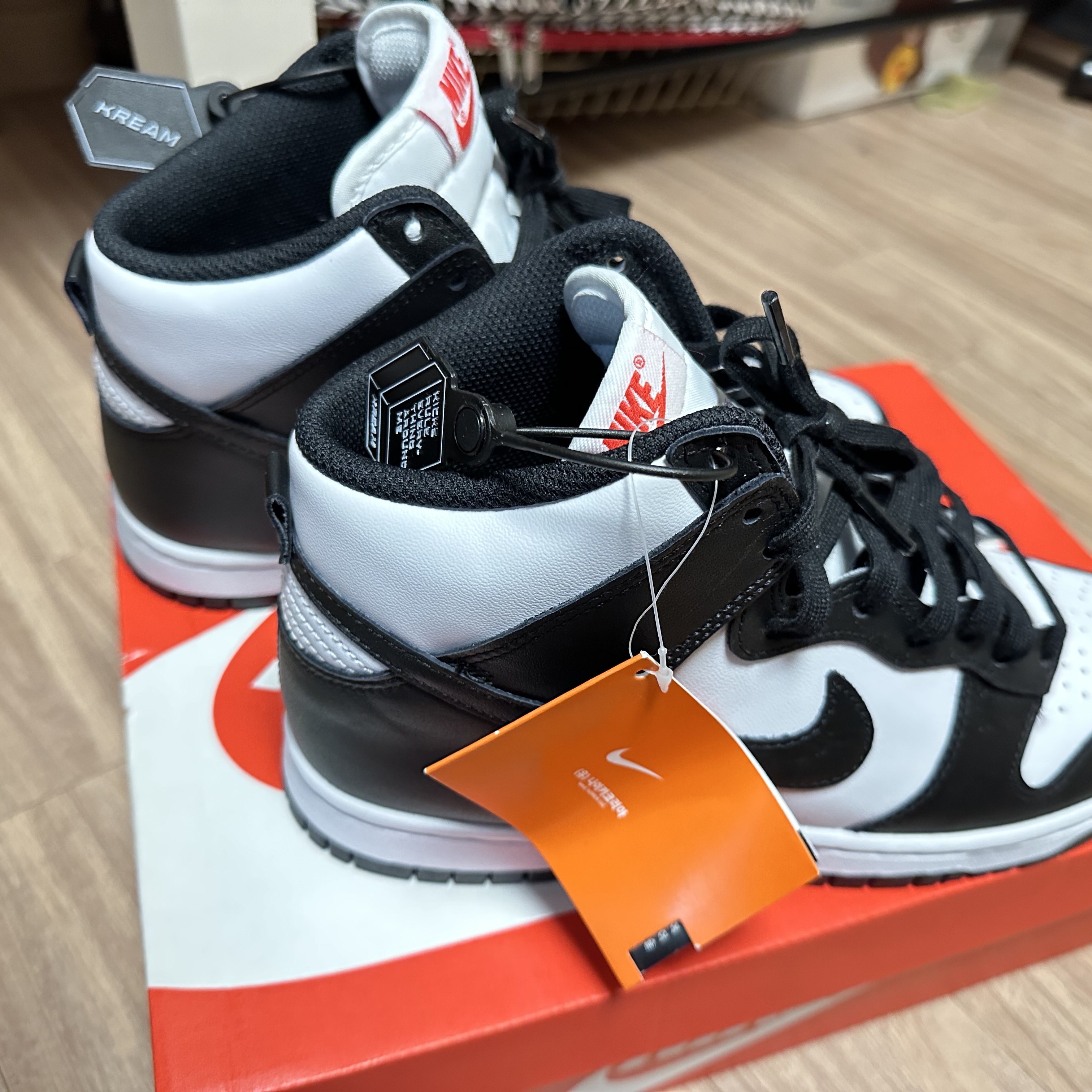 Nike Dunk High Retro Black and White 착용 스타일 - 2