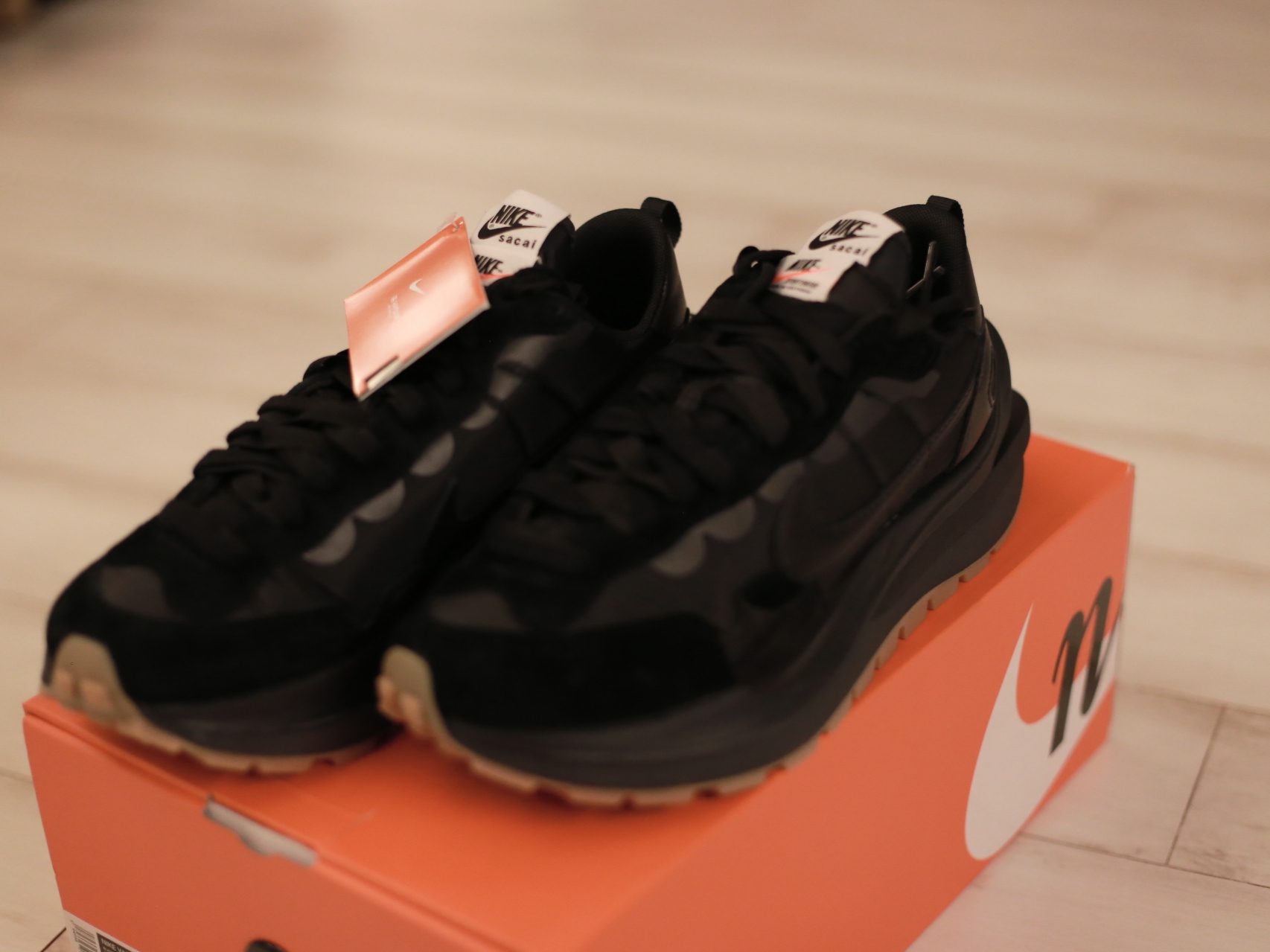 Nike x Sacai VaporWaffle Black and Gum 착용 스타일 - 4