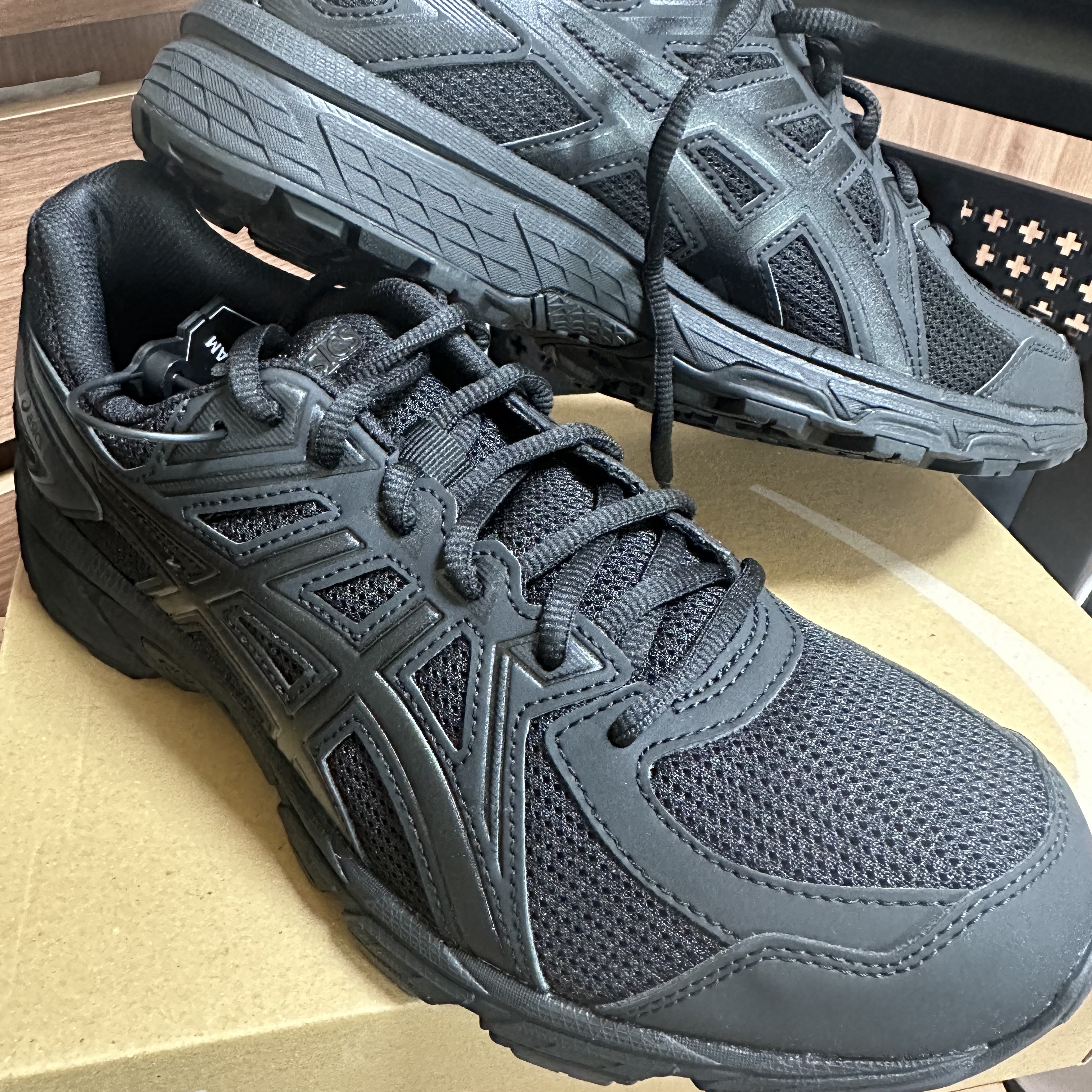 Asics Jog 100 T Black - 4E Extra Wide 착용 스타일