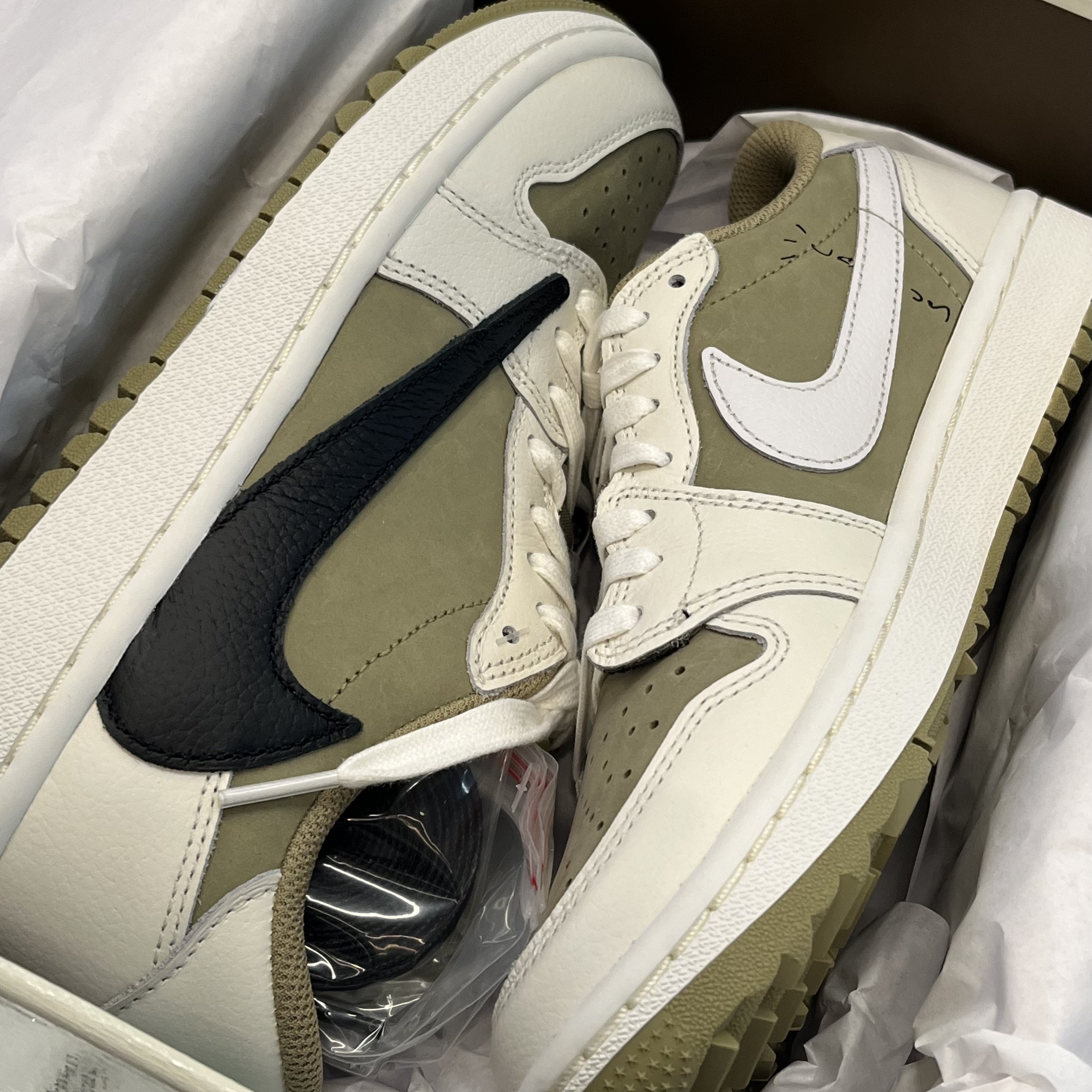 Jordan 1 x Travis Scott Retro Low Golf NRG Neutral Olive 착용 스타일 - 3