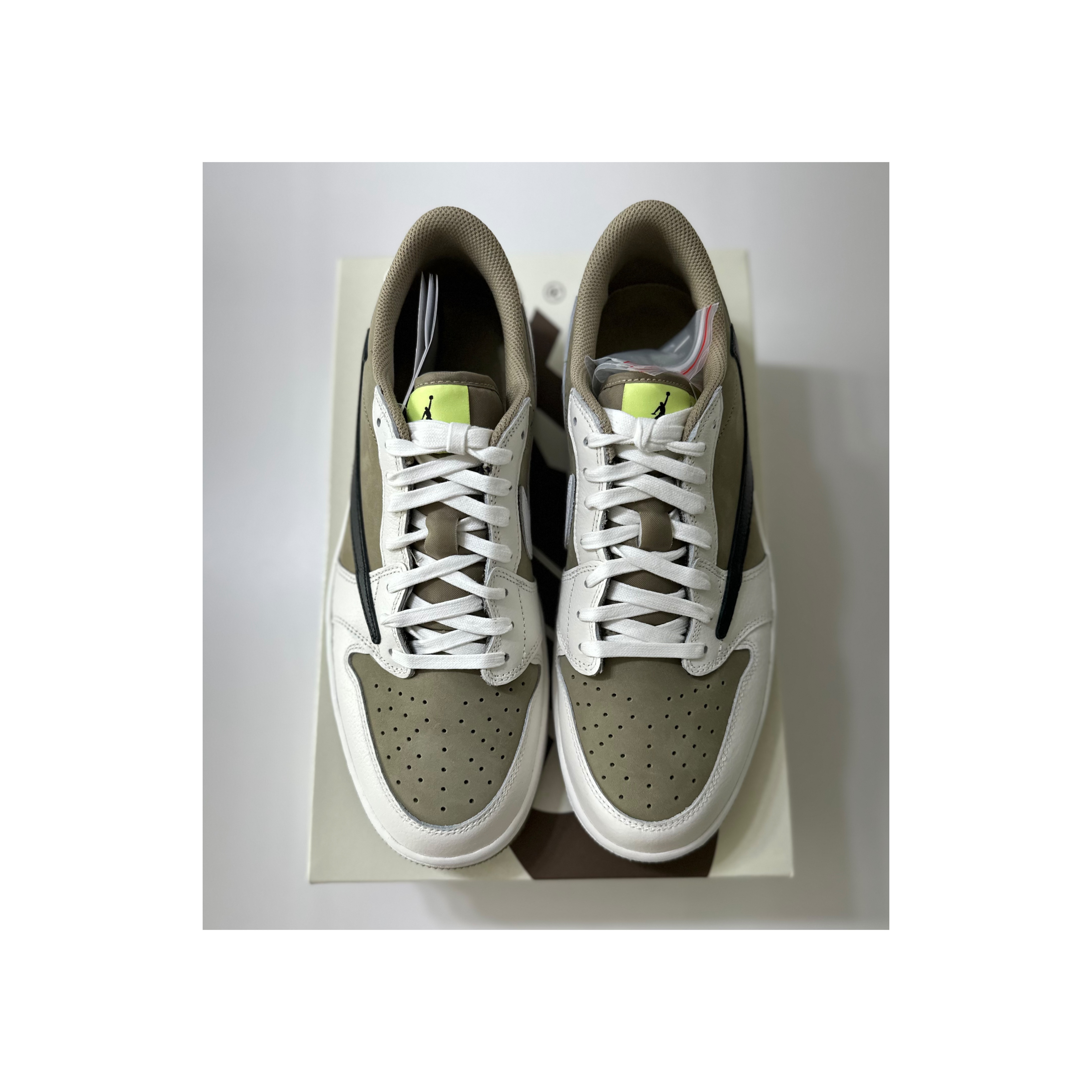 Jordan 1 x Travis Scott Retro Low Golf NRG Neutral Olive 착용 스타일 - 2
