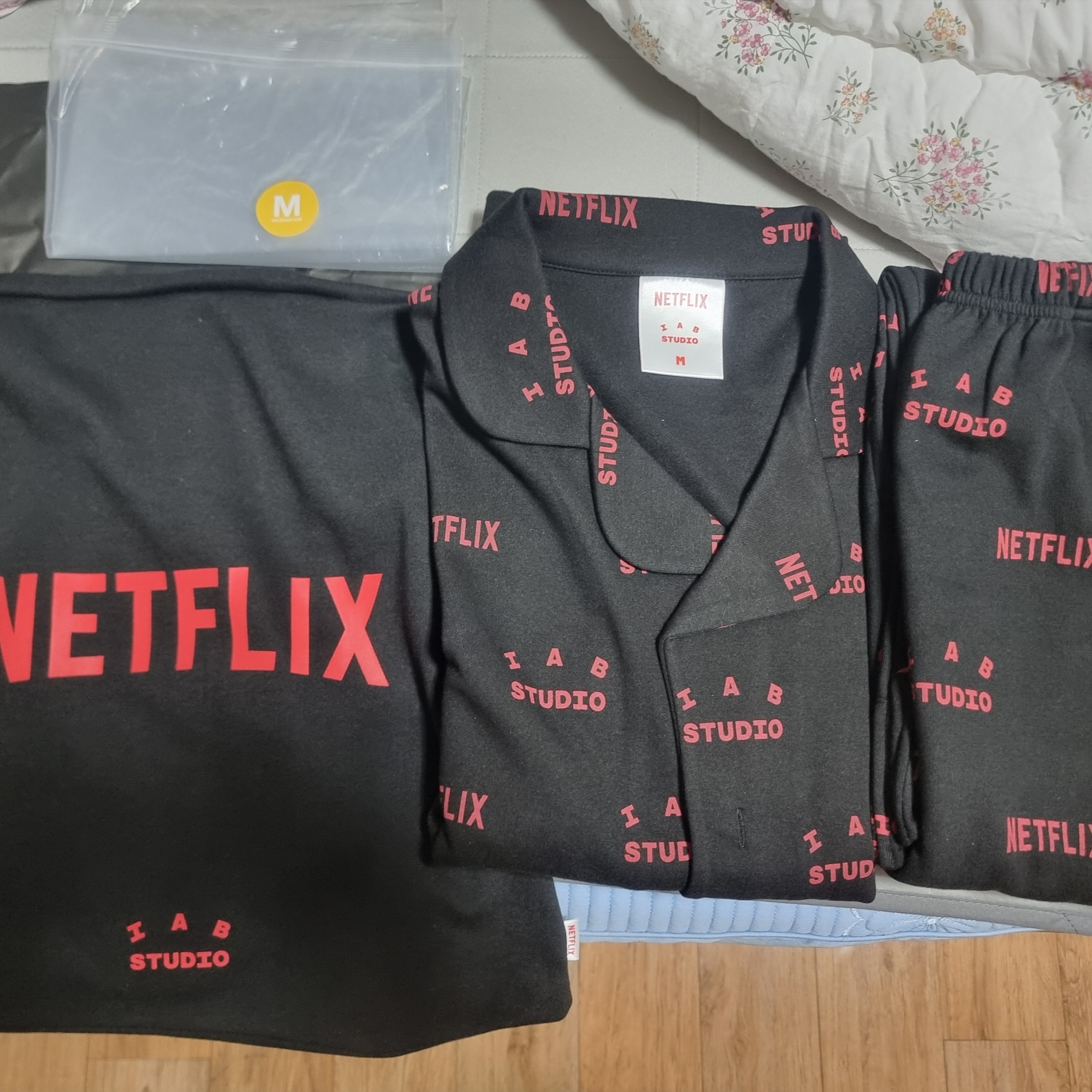 IAB Studio x Netflix Pajama Cushion Cover Set Black 착용 스타일