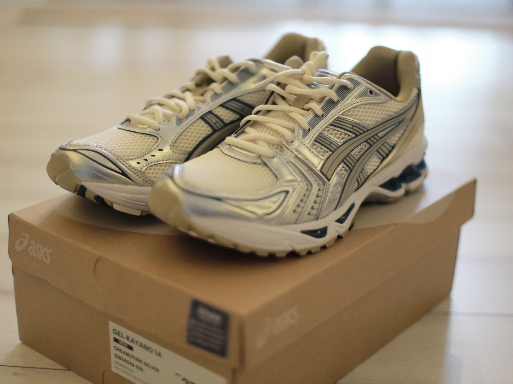 Asics Gel-Kayano 14 Cream Pure Silver 착용 스타일 - 2