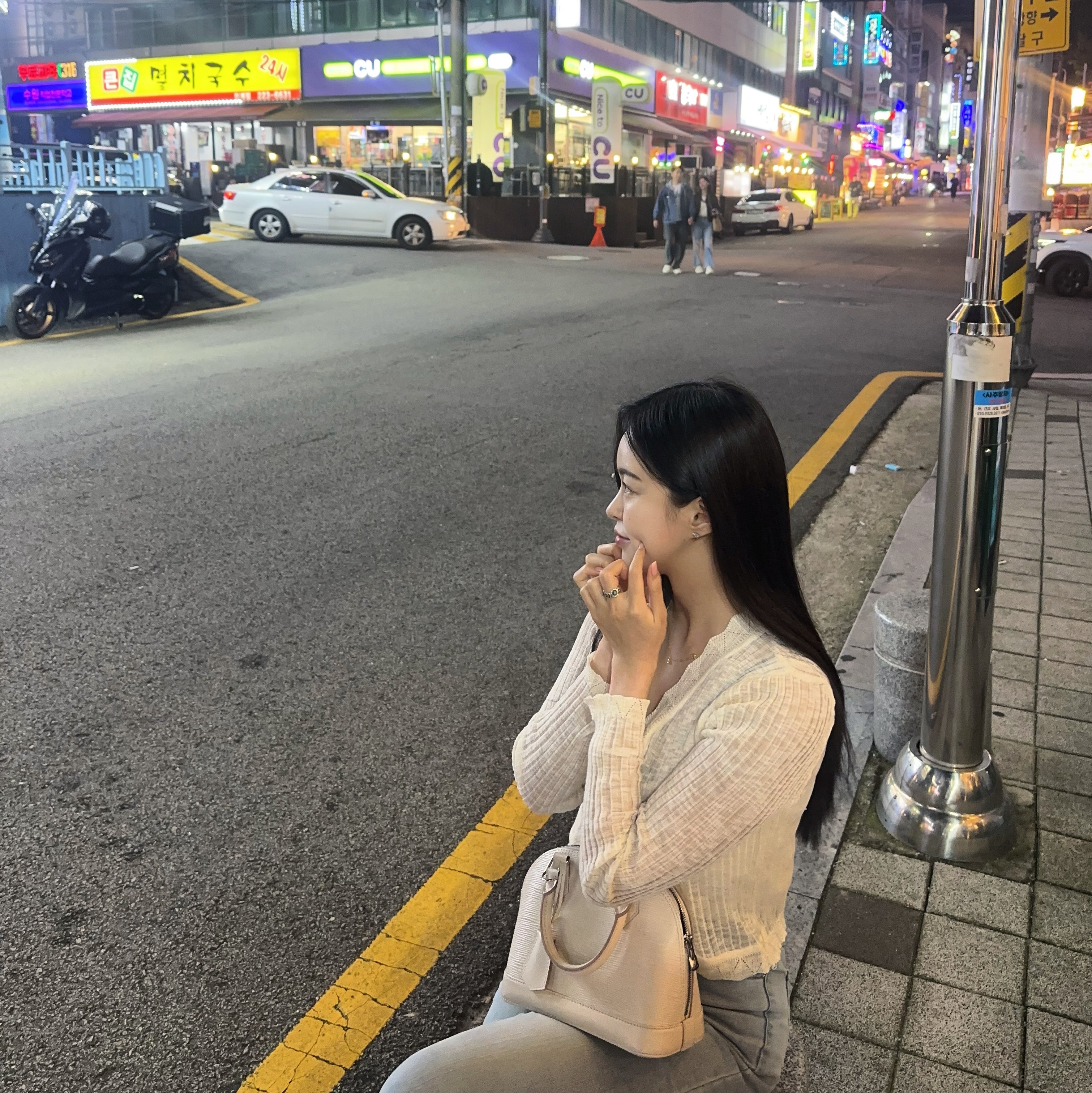 Louis Vuitton Alma BB Epi Quartz 착용 스타일