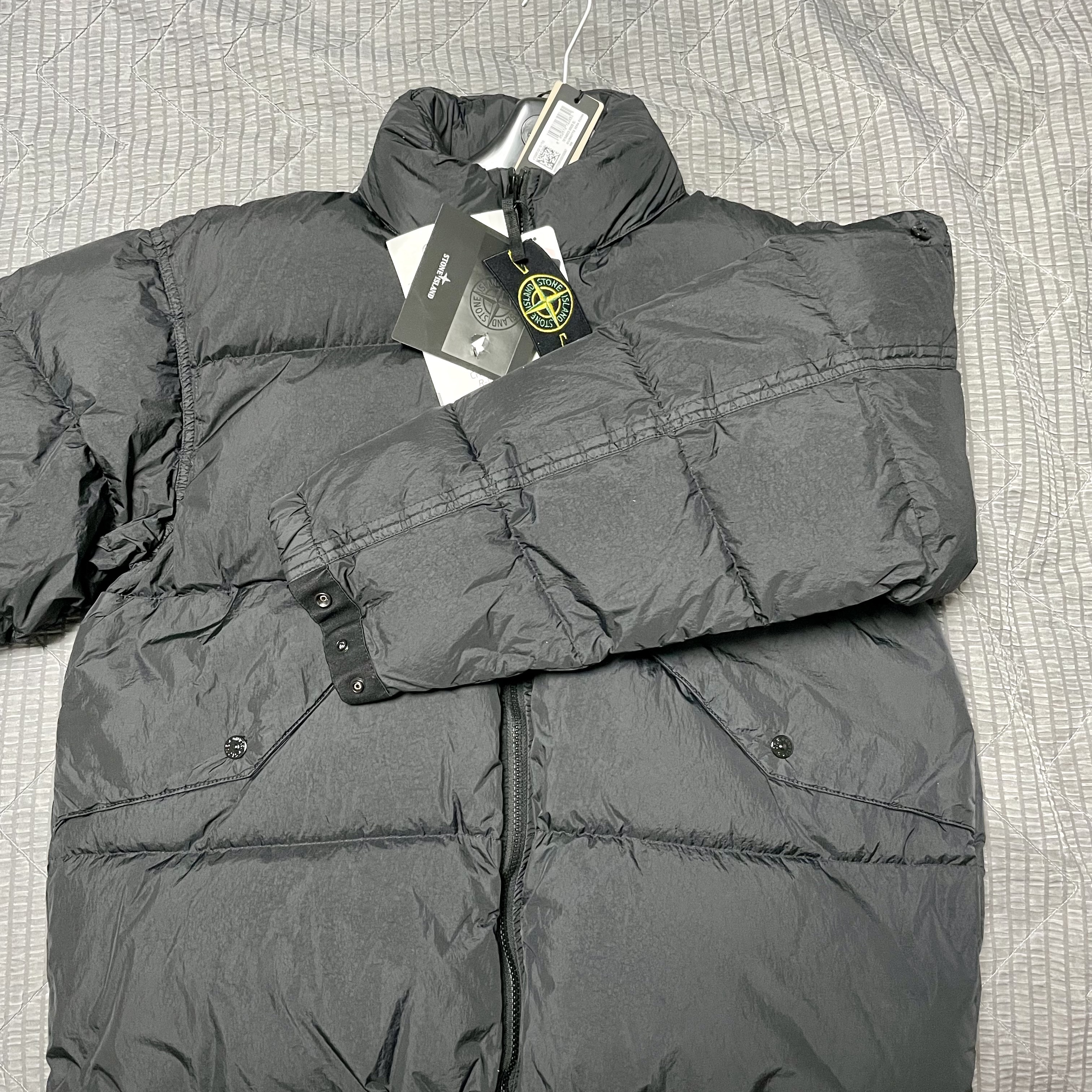 Stone Island 40623 Garment Dyed Crinkle Reps Recycled Nylon Down Jacket Black - 23FW, Stone Island 40123 Garment Dyed Crinkle Reps Down Jacket Black - 21FW 착용 스타일 - 1
